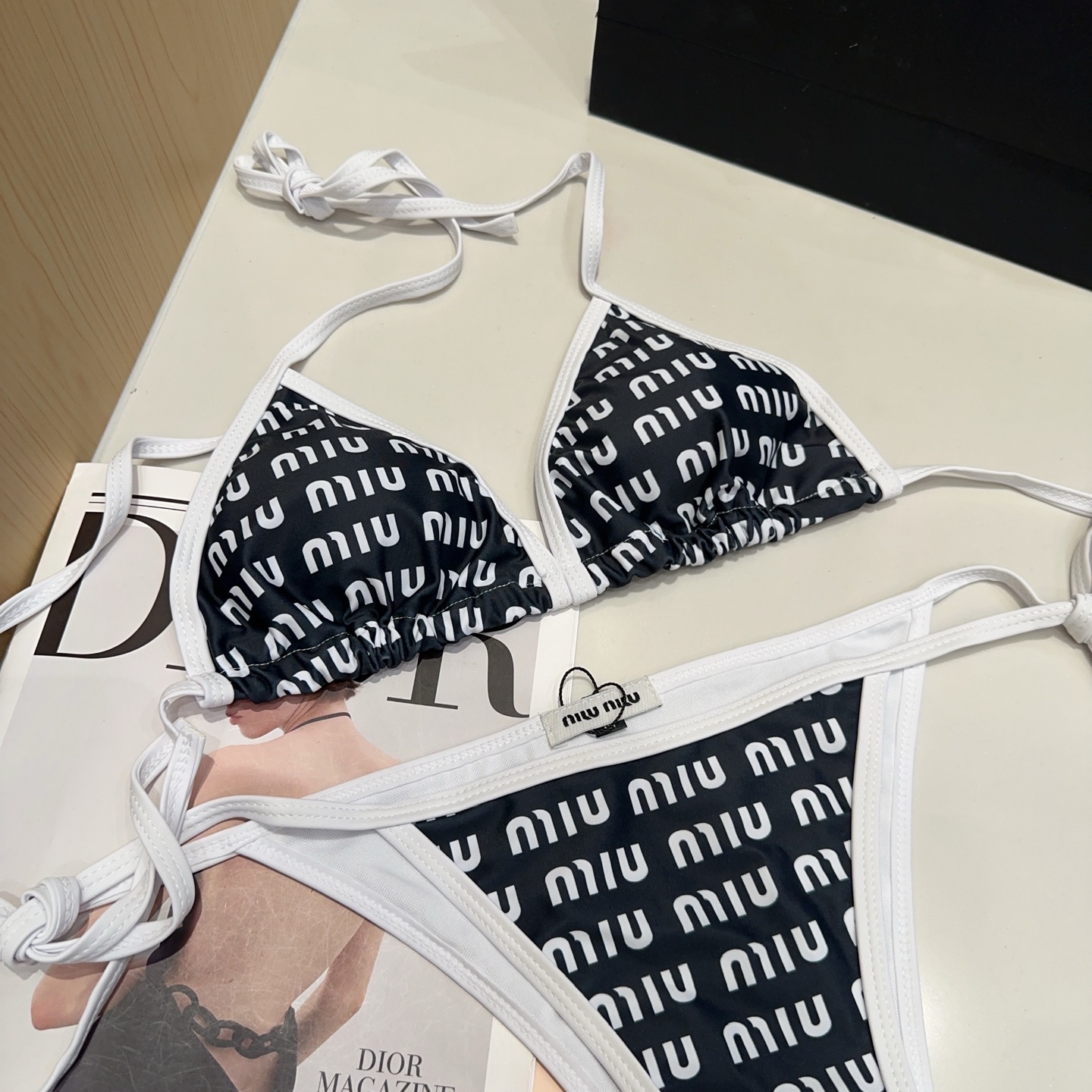 
miumiu泳衣，时尚达人必备。超级显身材！SML