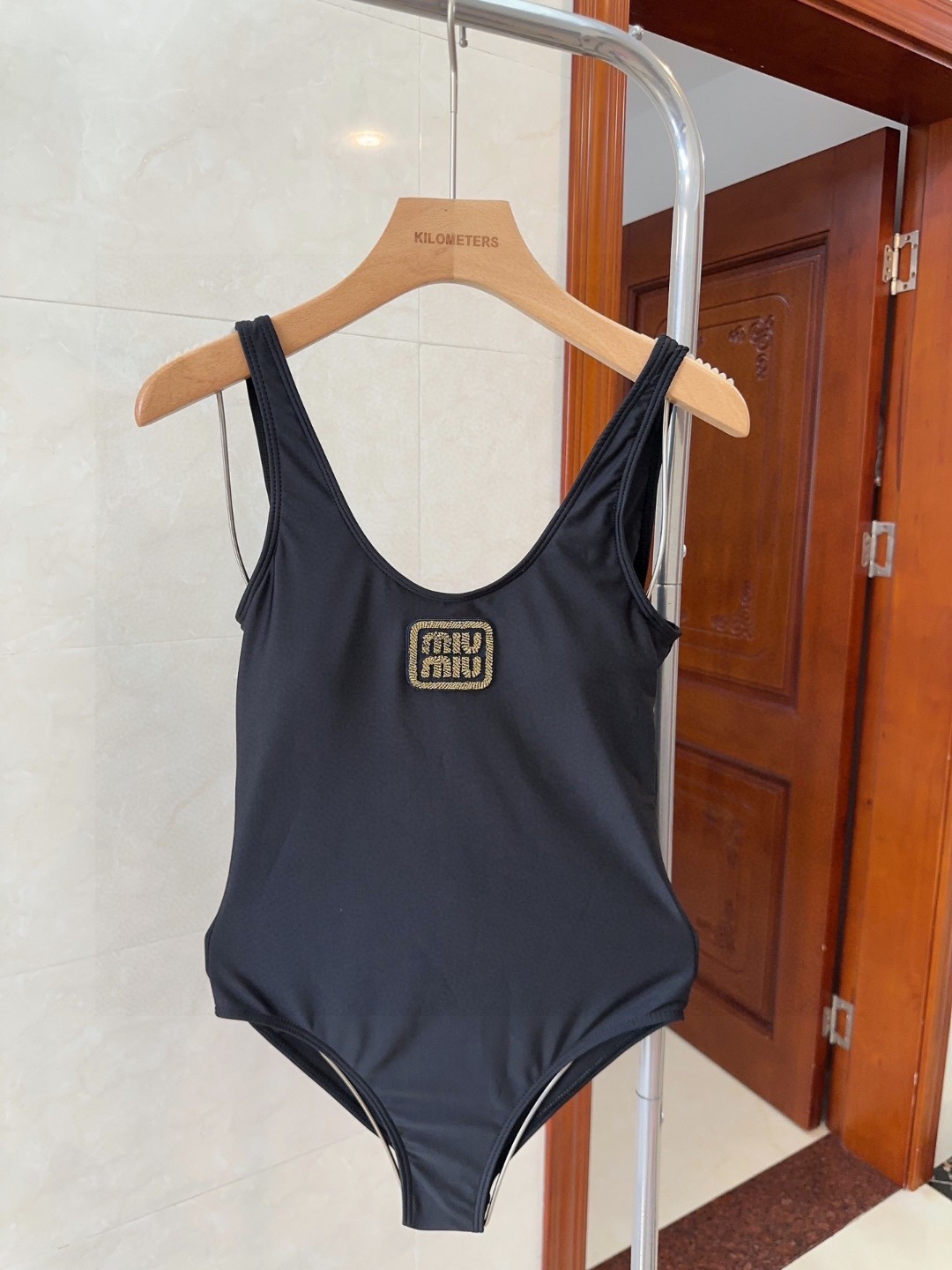NO:305488,Miumiu swimsuit, slim and beautiful on the upper body!  Wearing a very fashionable SML swimsuit, swimsuit, swimsuit, bikinis, miumiu, swimsuits, bikinis19860909miumiu泳衣,上身显瘦而且好看！穿着很洋气SML泳衣泳裤比基尼,泳衣，泳裤，比基尼,miumiu,swimsuits,bikinis,accessory