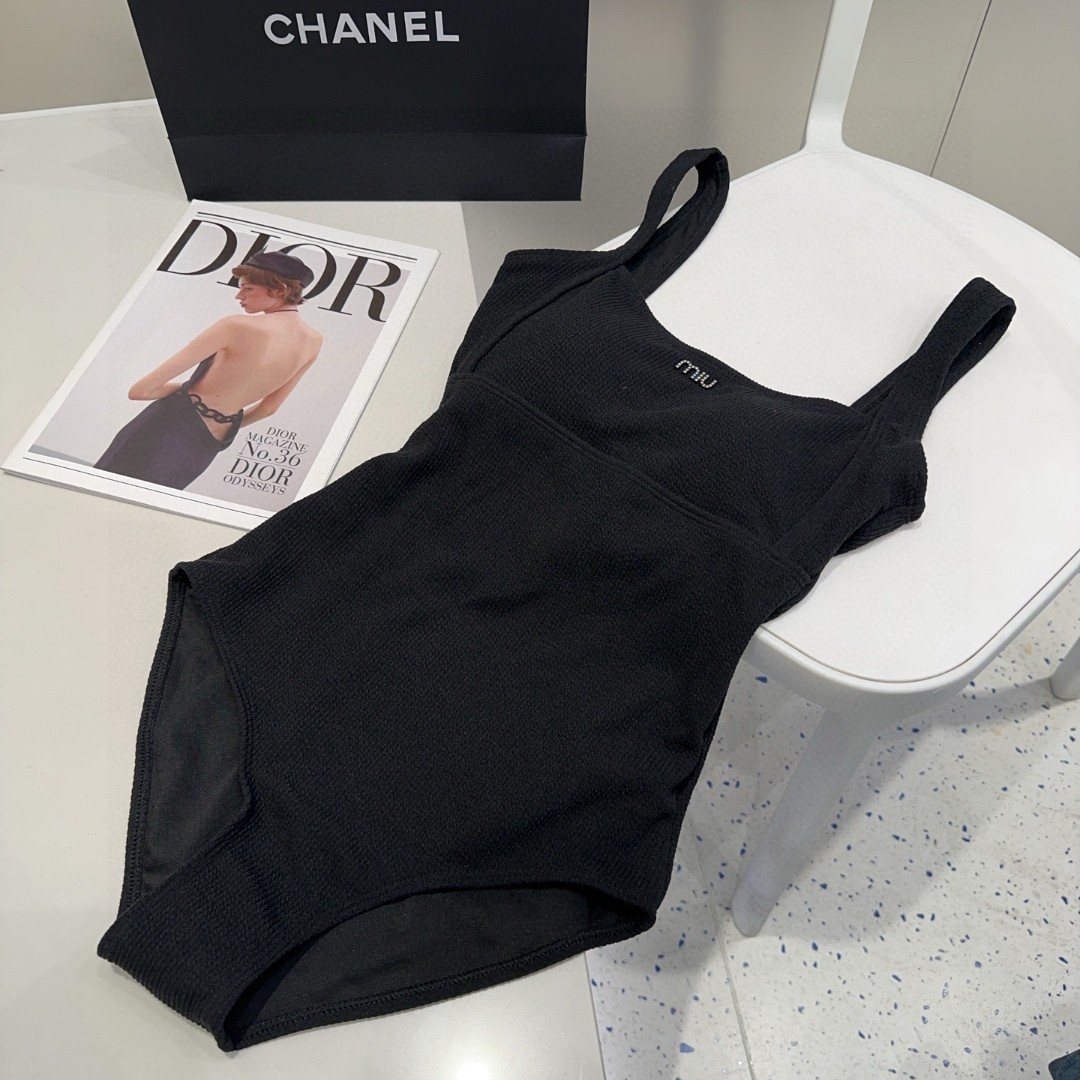 NO:305615,Miumiu one-piece swimsuit, slim and beautiful on the upper body!  Wearing a very fashionable SML swimsuit, swimsuit, swimsuit, bikinis, miumiu, swimsuits, bikinis19860909miumiu连体泳衣,上身显瘦而且好看！穿着很洋气SML泳衣泳裤比基尼,泳衣，泳裤，比基尼,miumiu,swimsuits,bikinis,accessory