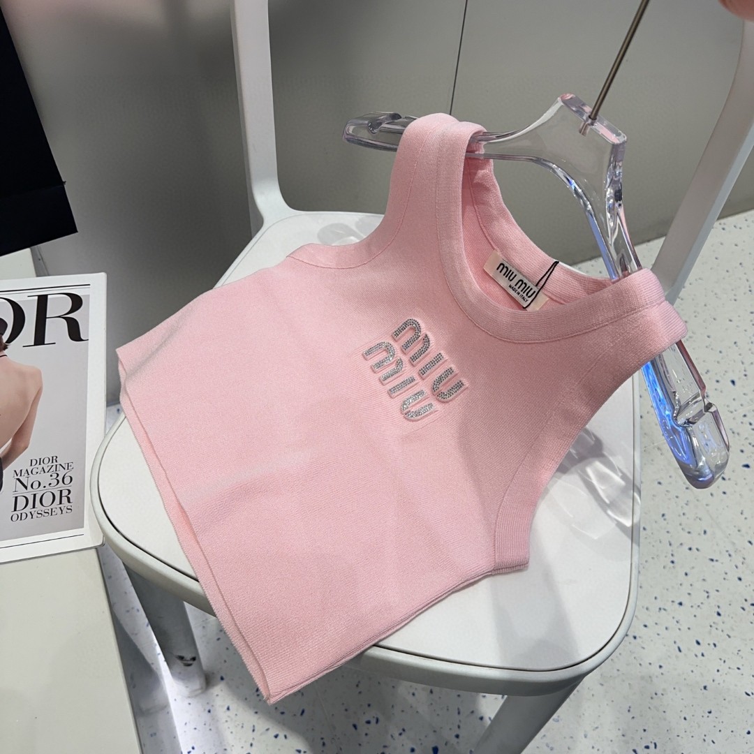 
miumiu背心，搭外套单穿超。爆
均码
