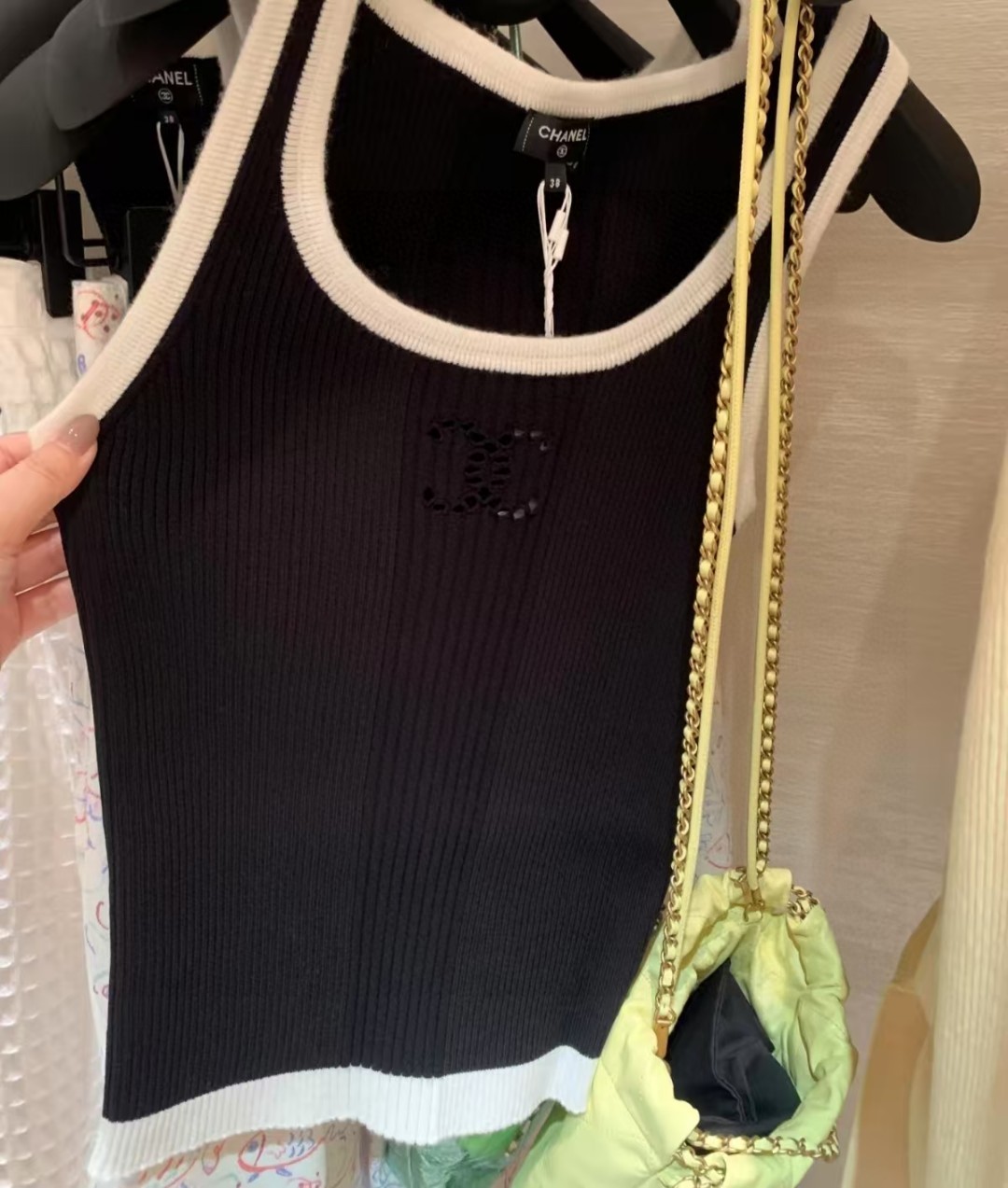 NO:373773,High-end Chanel top vest basic simple classic and versatile fashionable and high-end one-size swimsuit swimsuit swimsuit bikini, swimsuit, swimming trunks, bikini, chanel, swimsuits, bikinis19860909高版本 香奈儿上衣背心 基础简约 经典百搭 时髦高级 均码泳衣泳裤比基尼,泳衣，泳裤，比基尼,chanel,swimsuits,bikinis,accessory