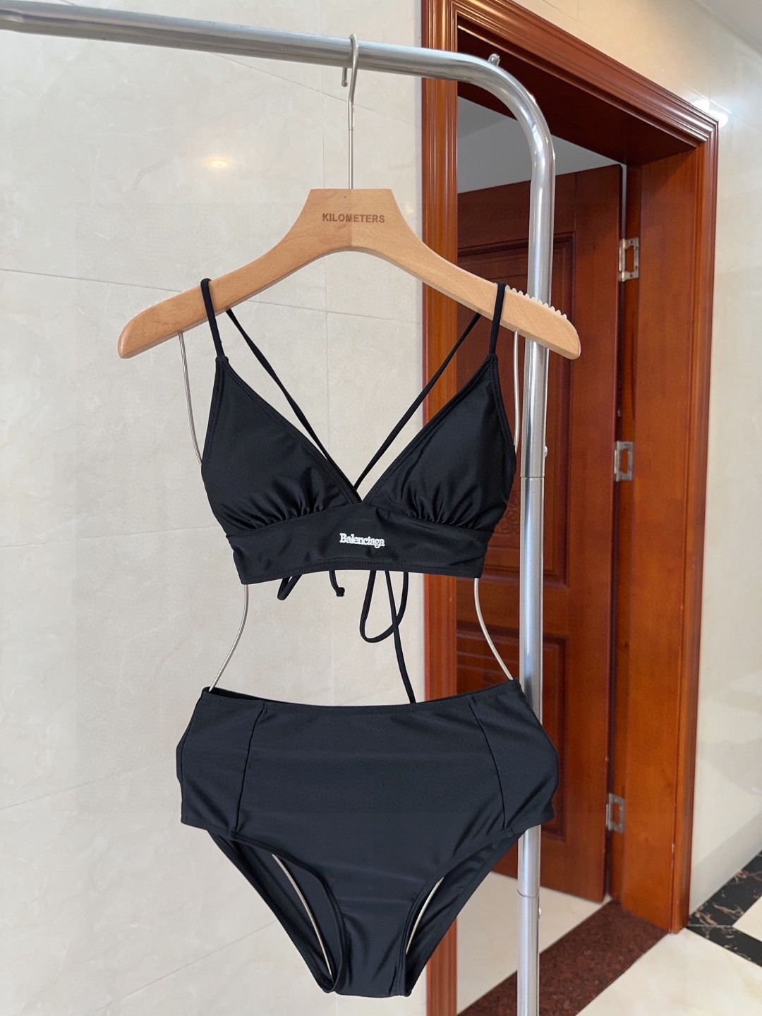 NO:373427,The new Balenciaga swimsuit is a must-have for fashionable trendy people!  The real thing is super good!  It's great to take photos on the beach!  SML swimsuits, swimsuits, swimsuits, bikini, balenciaga, swimsuits, bikinis19860909巴黎世家新款泳衣,时尚潮人必备！实物超级好看！海边度假拍照超级好！SML泳衣泳裤比基尼,泳衣，泳裤，比基尼,balenciaga,swimsuits,bikinis,accessory
