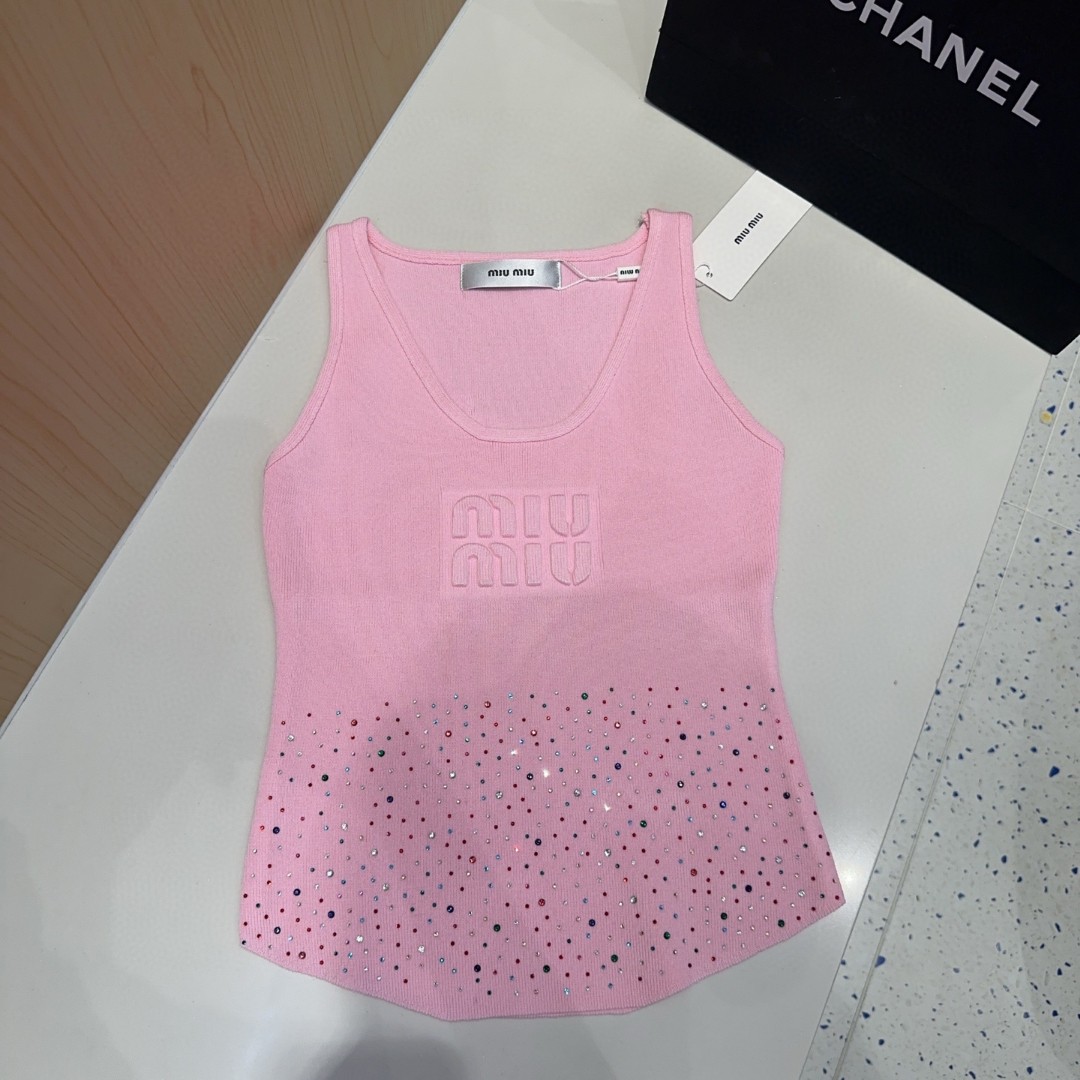 
miumiu背心，搭外套单穿超。爆
均码