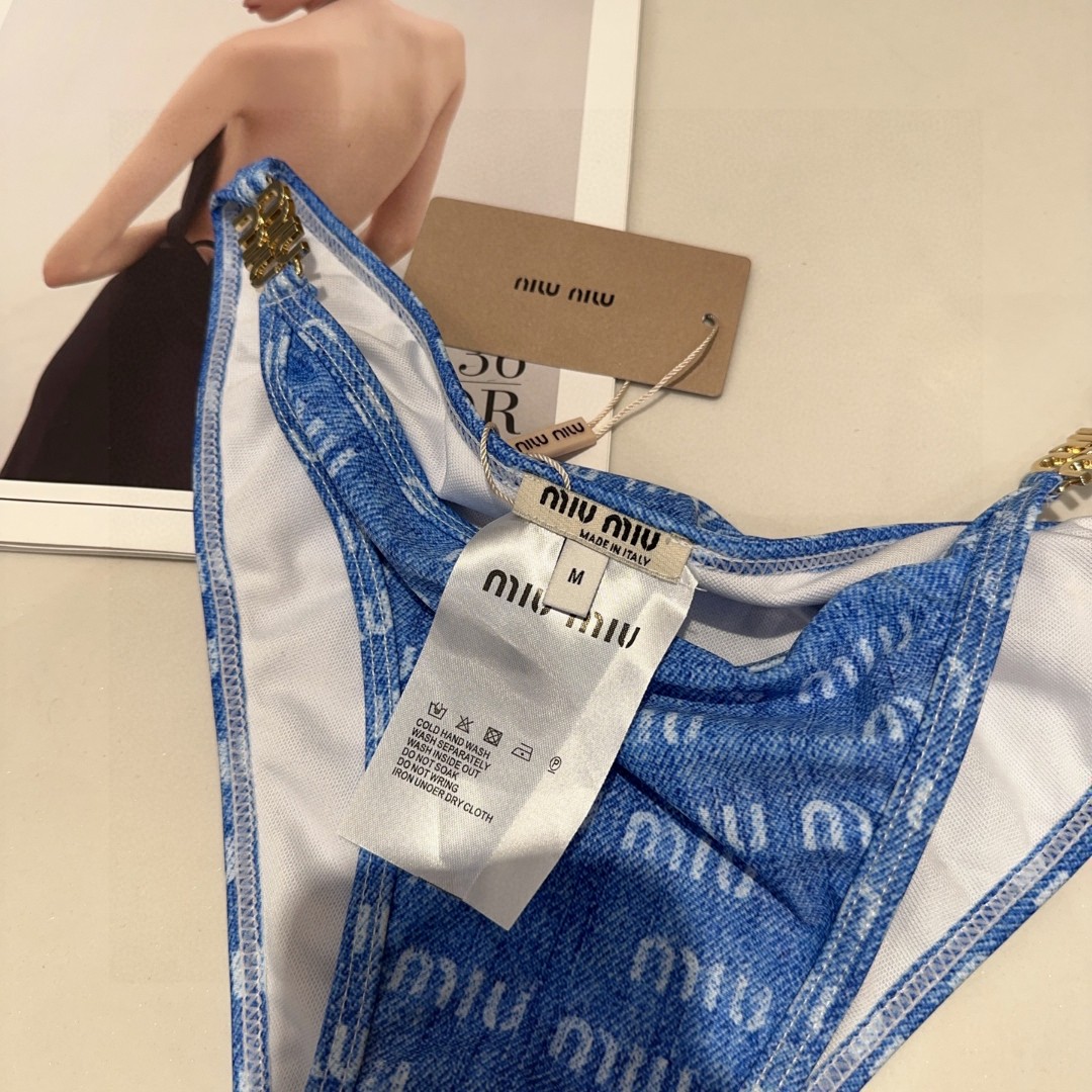 
miumiu泳衣，实物实在太美了！拍不出来它的美😍谁穿谁美！很值得入手✋ SML