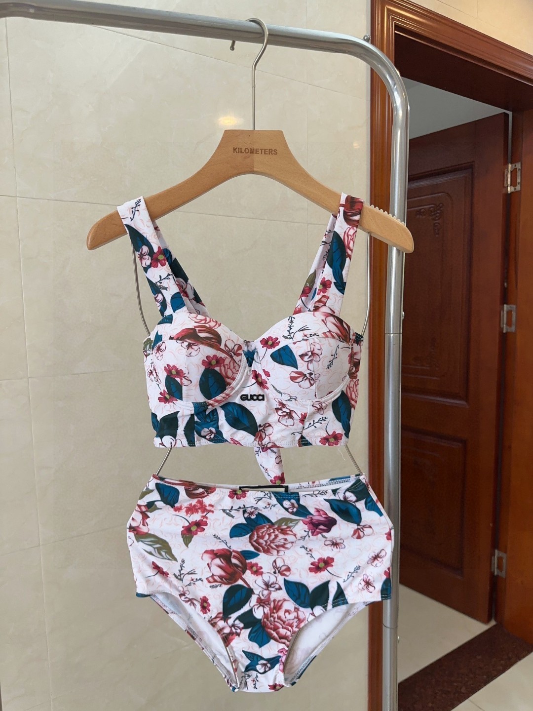 NO:374917,Guqi swimsuit, slim and beautiful on the upper body!  Wearing a very fashionable SML swimsuit, swimming trunk bikini, swimsuit, swimming trunk, bikini, swimsuits, bikinis19860909古奇泳衣,上身显瘦而且好看！穿着很洋气SML泳衣泳裤比基尼,泳衣，泳裤，比基尼,swimsuits,bikinis,accessory