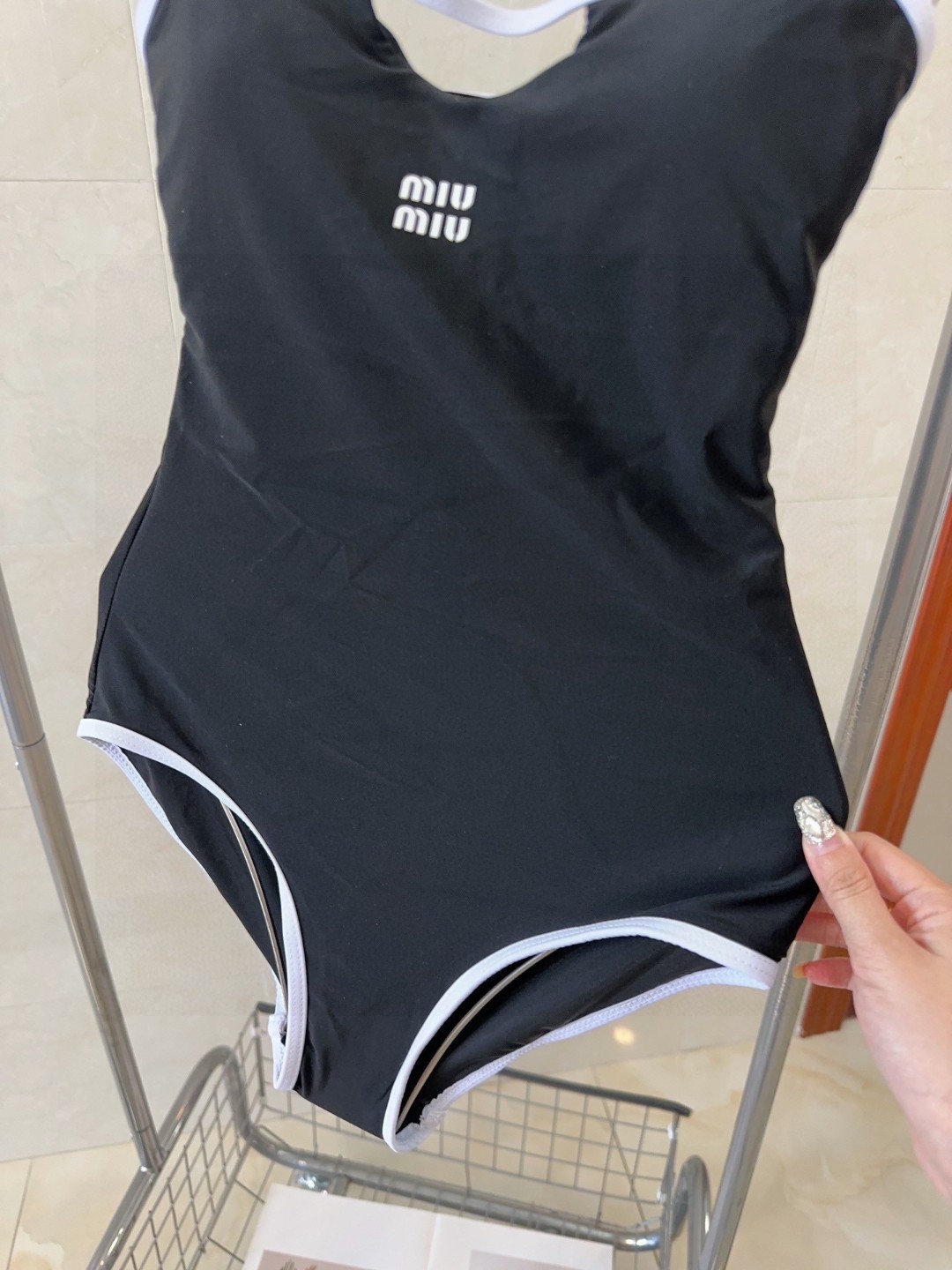 '
miumiu泳衣，时尚潮人必备！实物超级好看！海边度假拍照超级好！SML