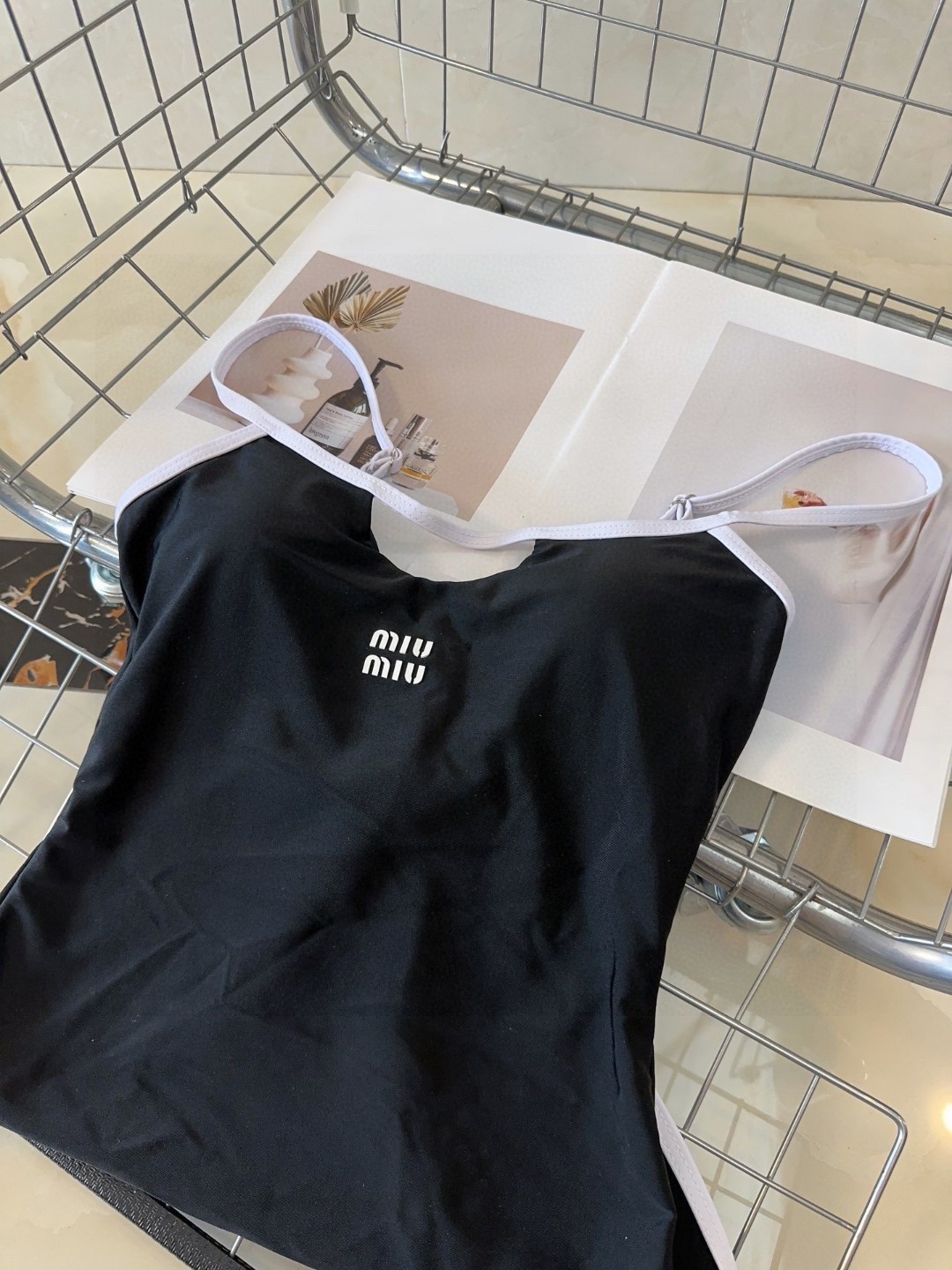 '
miumiu泳衣，时尚潮人必备！实物超级好看！海边度假拍照超级好！SML