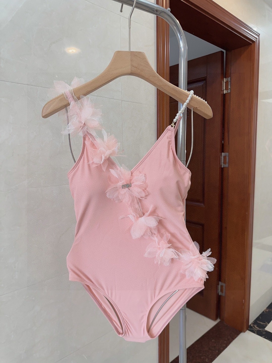 NO:374390,High-version miumiu swimsuits, a must-have for fashionable trendy people!  The real thing is super good!  It's great to take photos on the beach!  SML swimsuits, swimsuits, swimsuits, bikinis, miumiu, swimsuits, bikinis19860909高版本 miumiu泳衣,时尚潮人必备！实物超级好看！海边度假拍照超级好！SML泳衣泳裤比基尼,泳衣，泳裤，比基尼,miumiu,swimsuits,bikinis,accessory