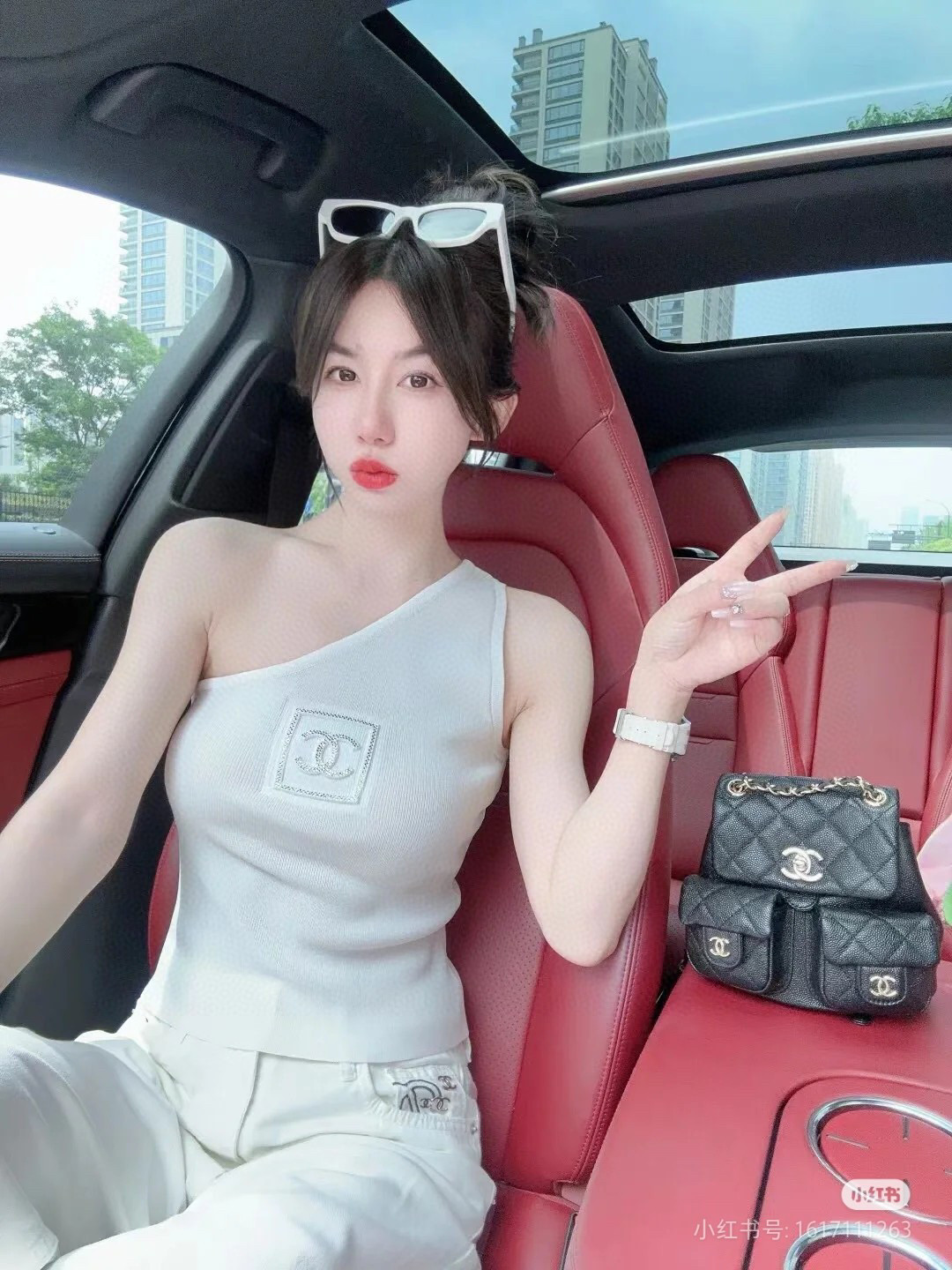 
香奈儿斜肩针织背心
