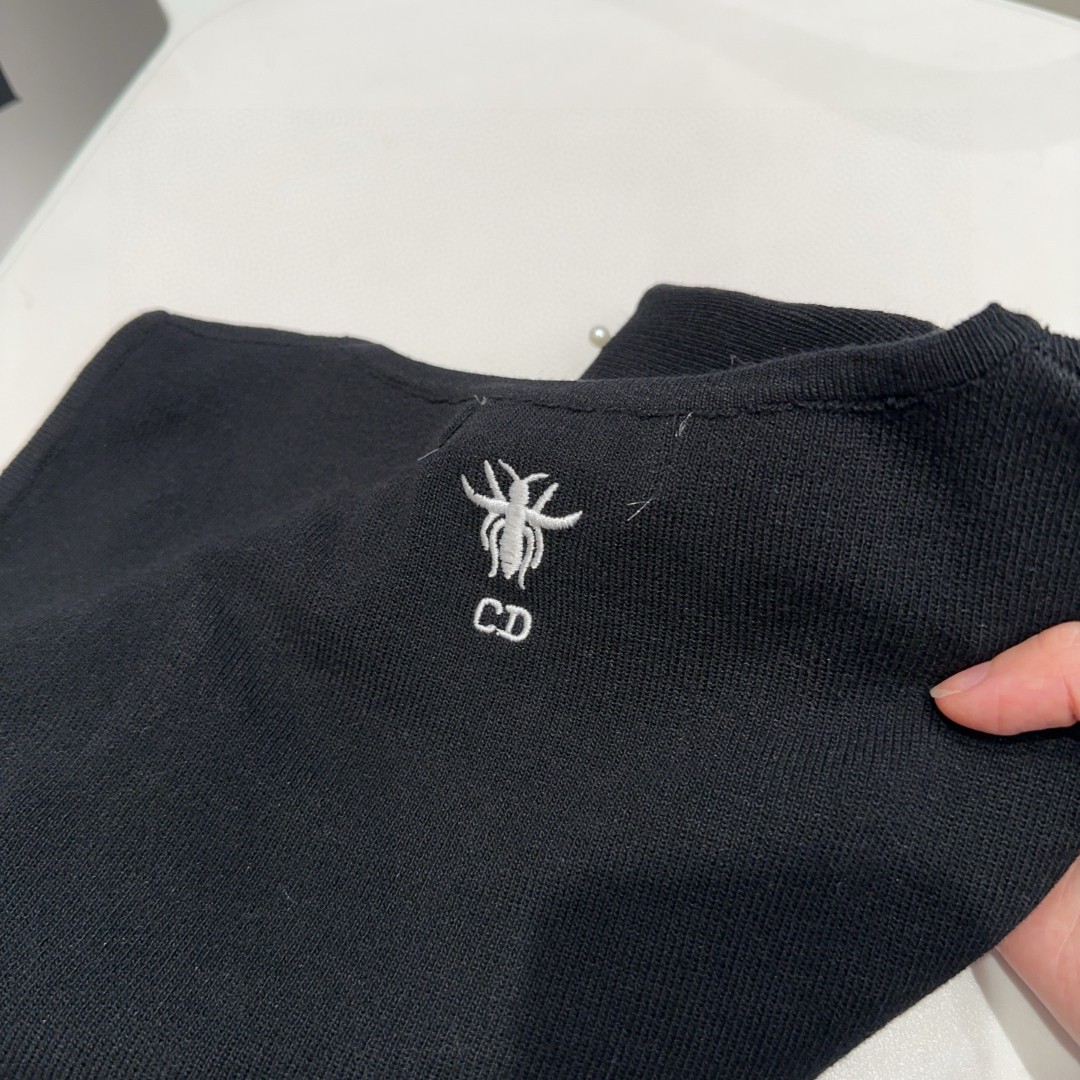 
迪奥小背心，搭外套单穿超。爆
均码