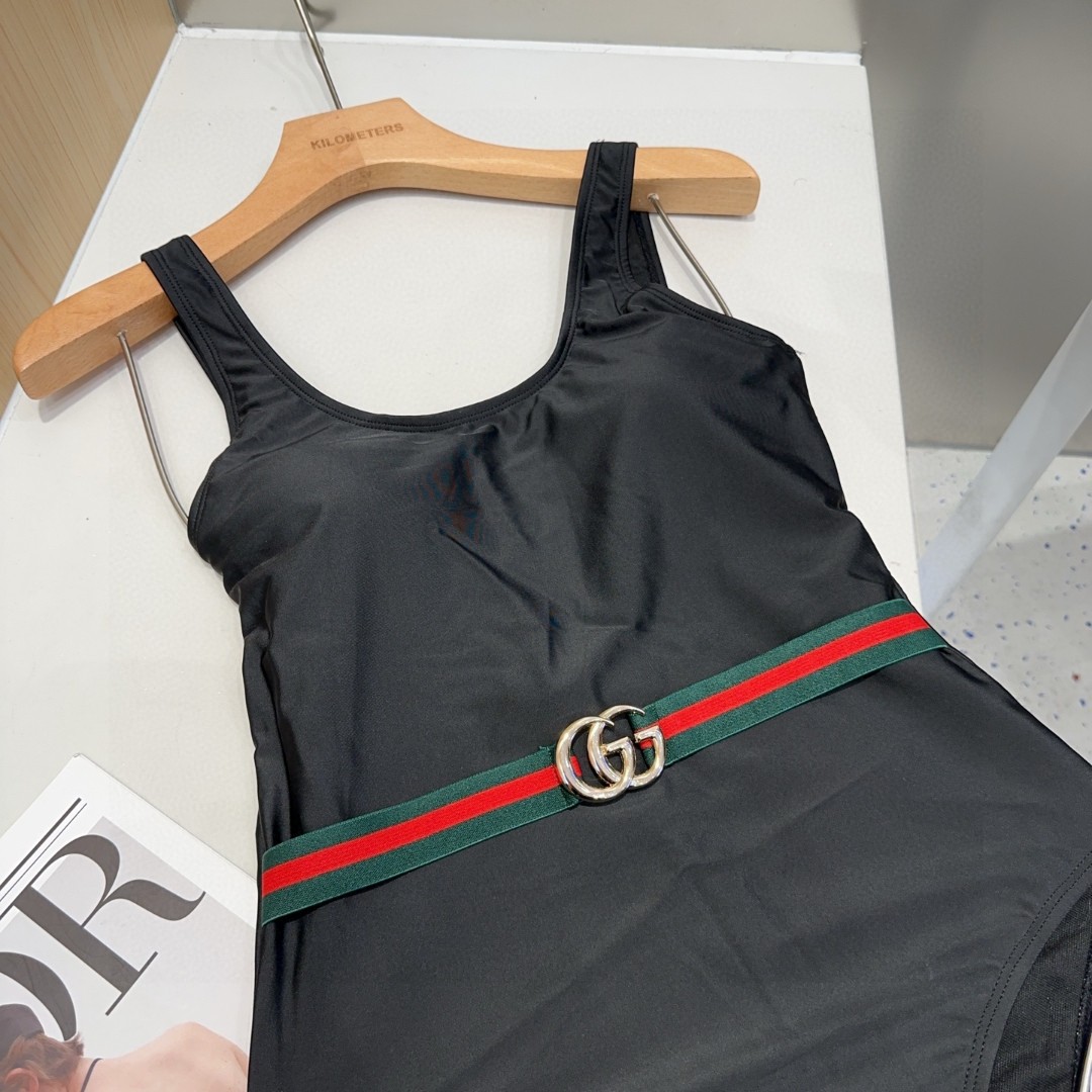 
 古奇泳衣，上身显瘦而且好看！穿着很洋气😍SML