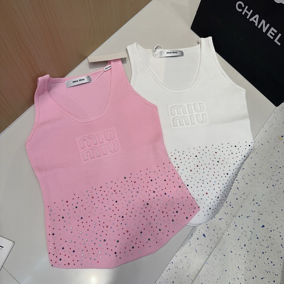 
miumiu背心，搭外套单穿超。爆
均码