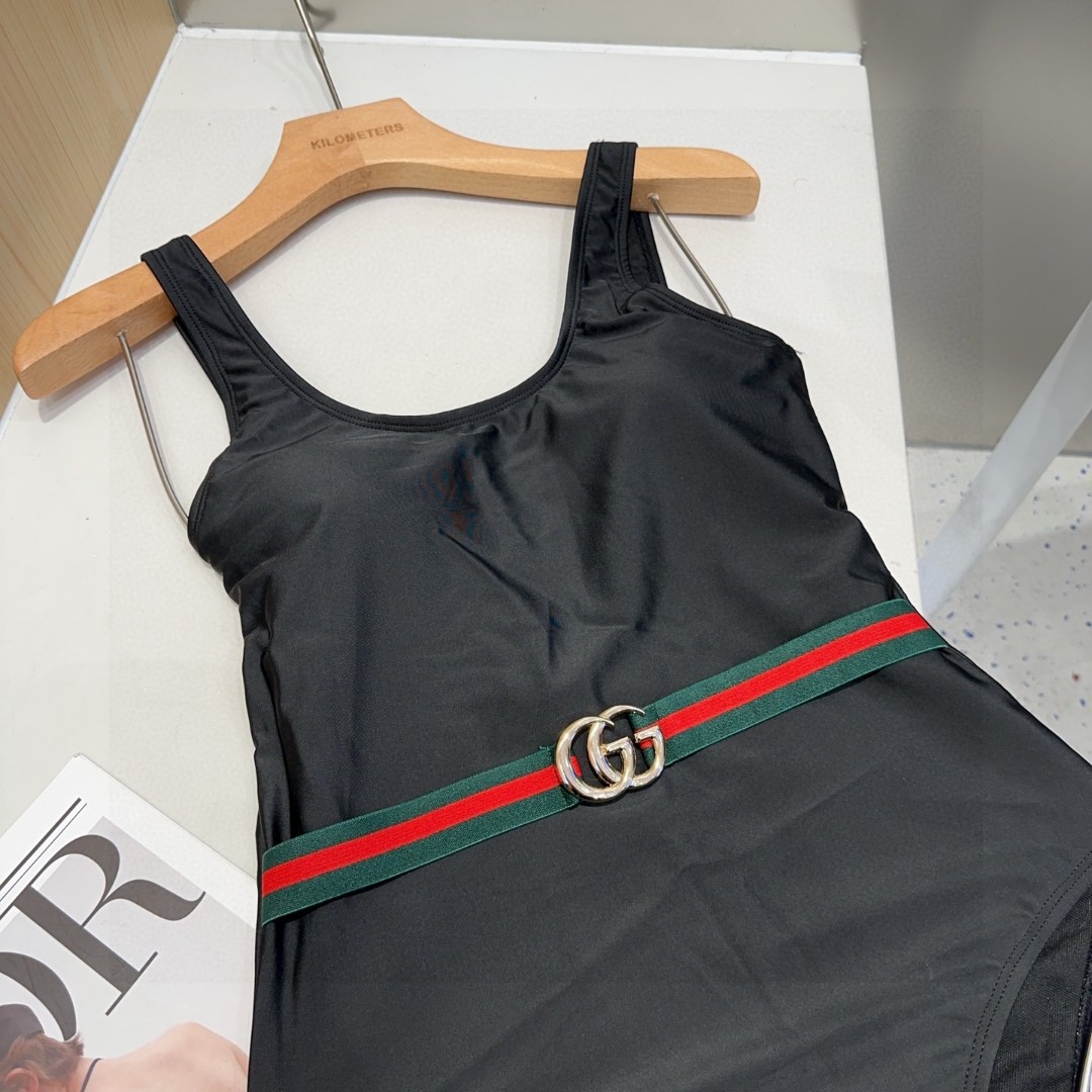 
 古奇泳衣，上身显瘦而且好看！穿着很洋气😍SML