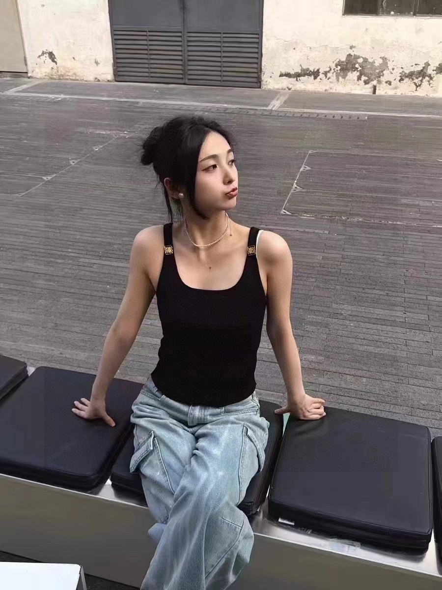 
miumiu背心，搭外套单穿超。爆
均码