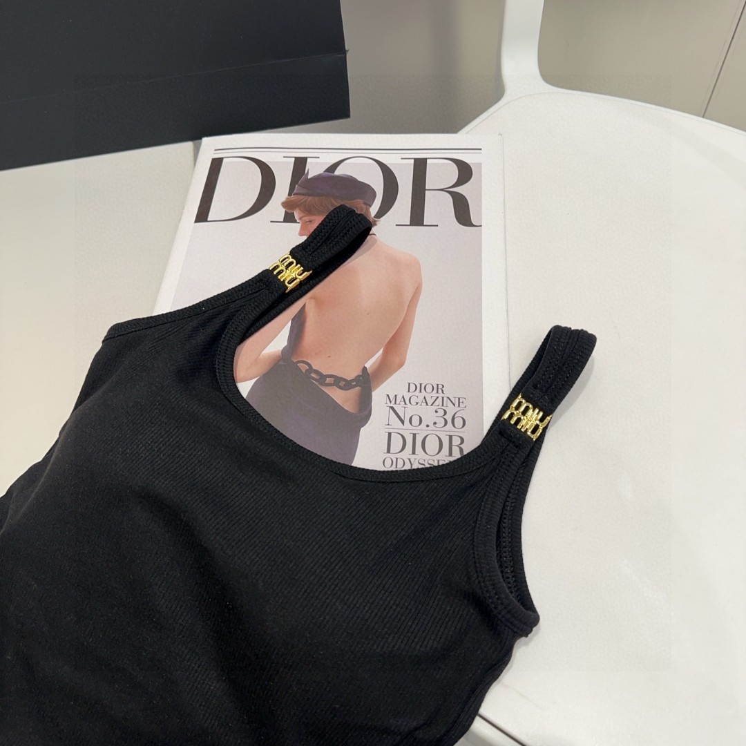 
miumiu背心，搭外套单穿超。爆
均码