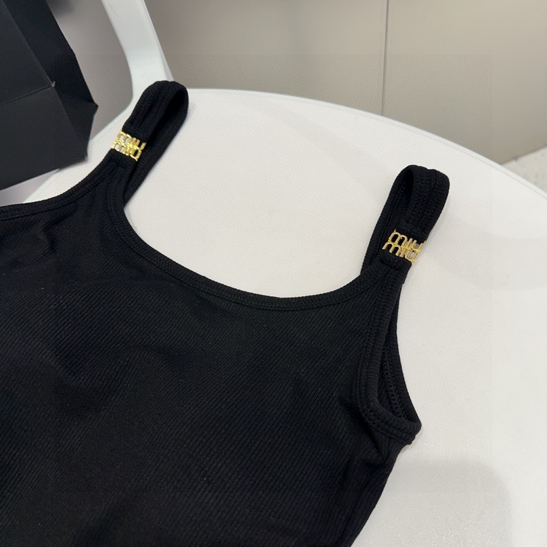 
miumiu背心，搭外套单穿超。爆
均码
