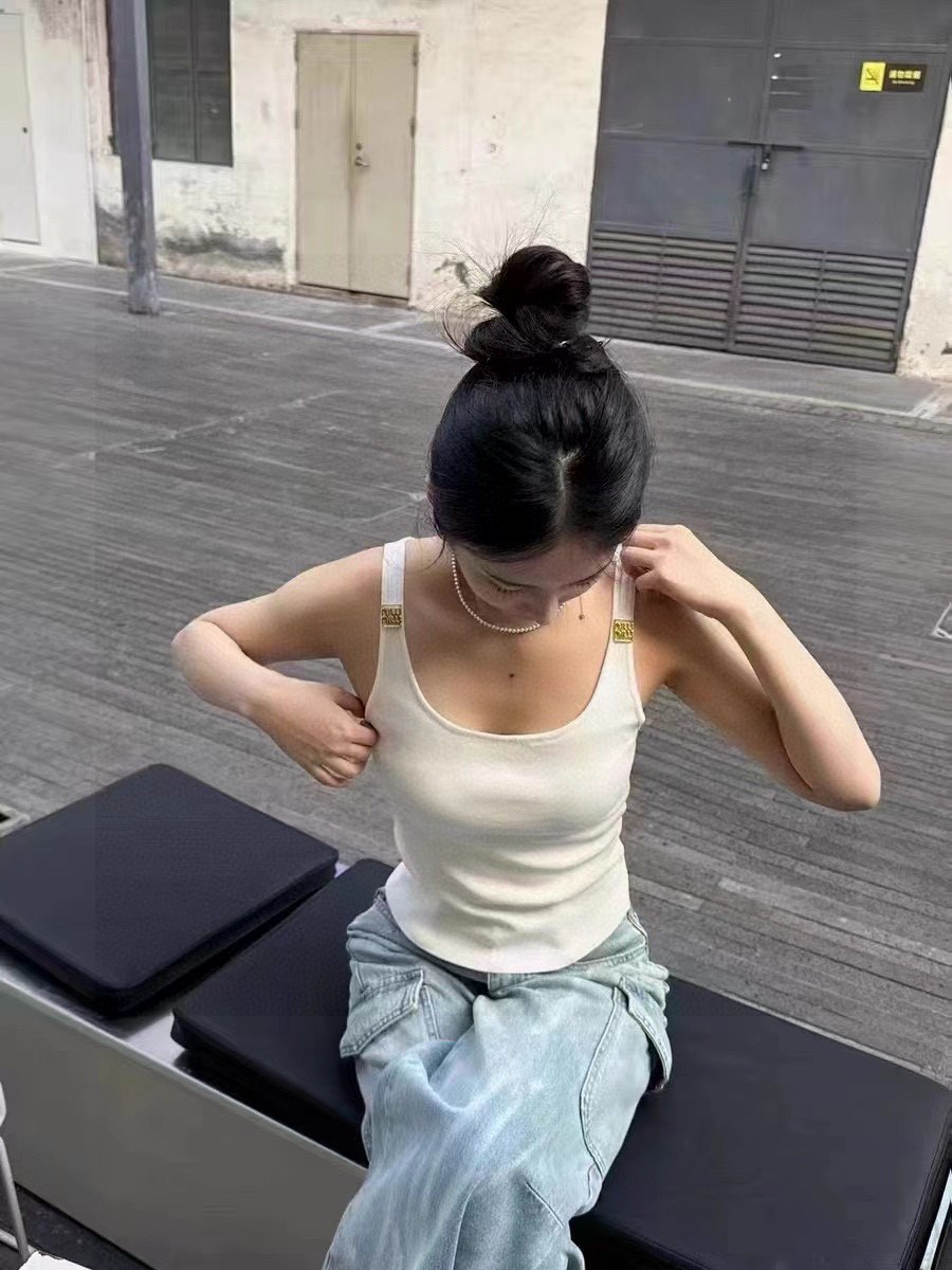 
miumiu背心，搭外套单穿超。爆
均码