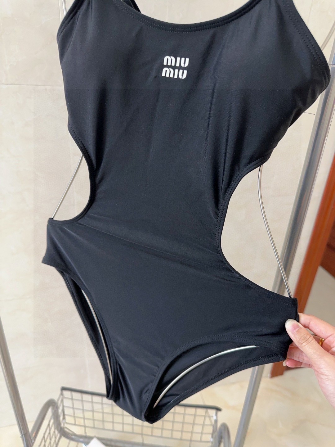 
miumiu泳衣，时尚潮人必备！实物超级好看！海边度假拍照超级好！SML