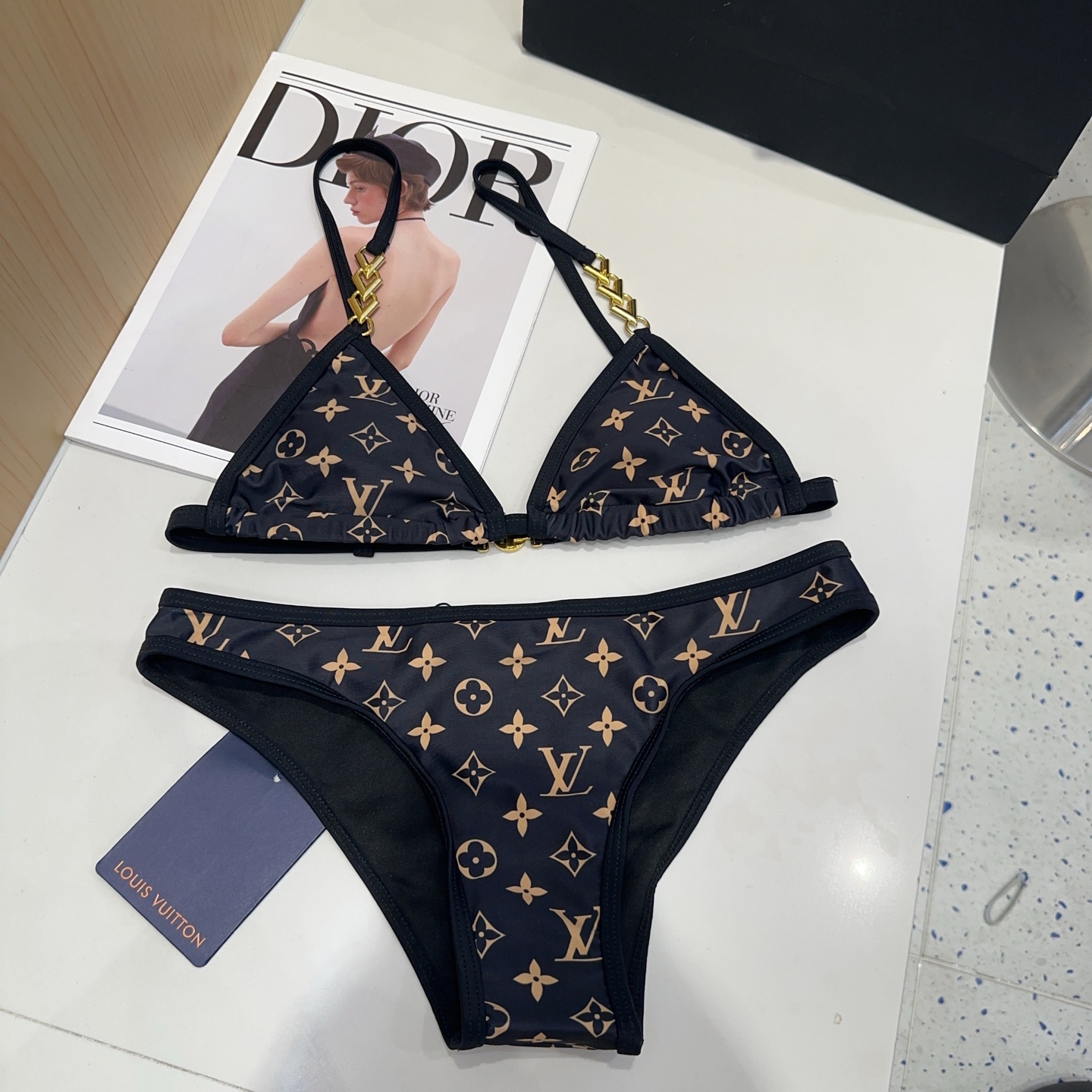 
Lv泳衣，实物实在太美了！拍不出来它的美😍谁穿谁美！很值得入手✋ SML
