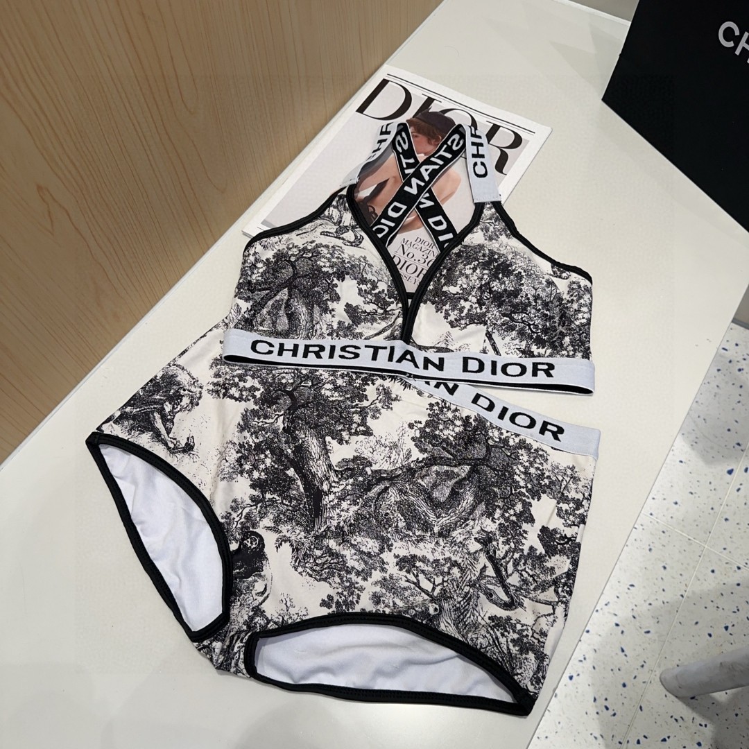 
迪奥泳衣，时尚达人必备。超级显身材！SML