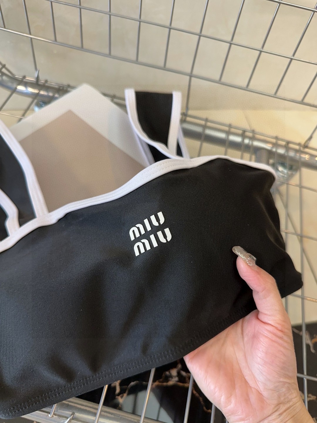 
miumiu泳衣，实物实在太美了！拍不出来它的美😍谁穿谁美！很值得入手✋ SML