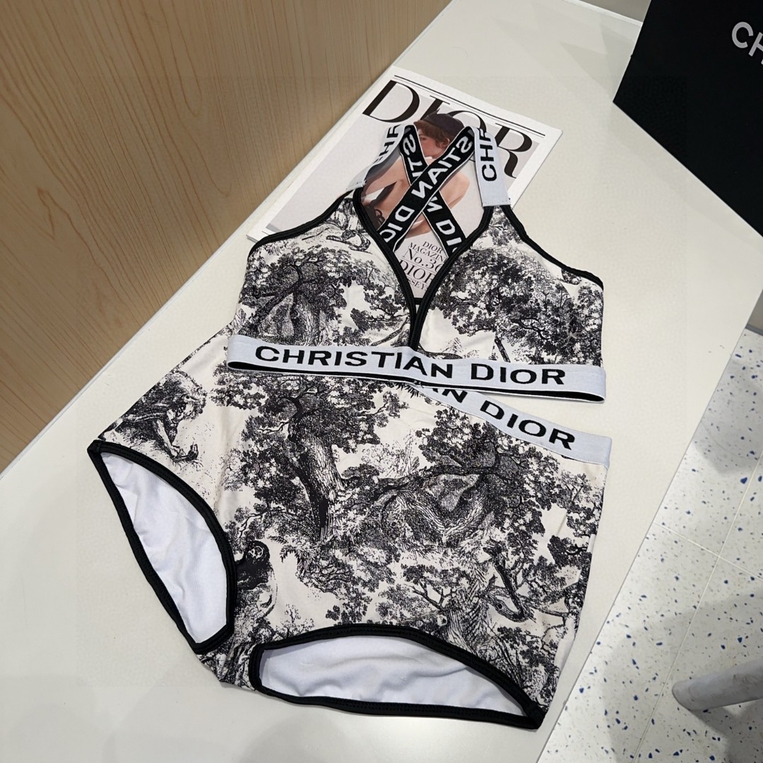 
迪奥泳衣，时尚达人必备。超级显身材！SML