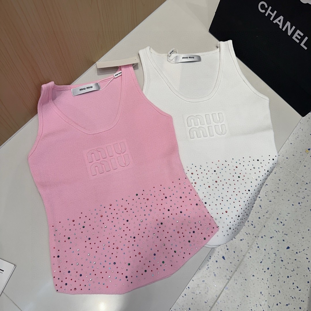 
miumiu背心，搭外套单穿超。爆
均码