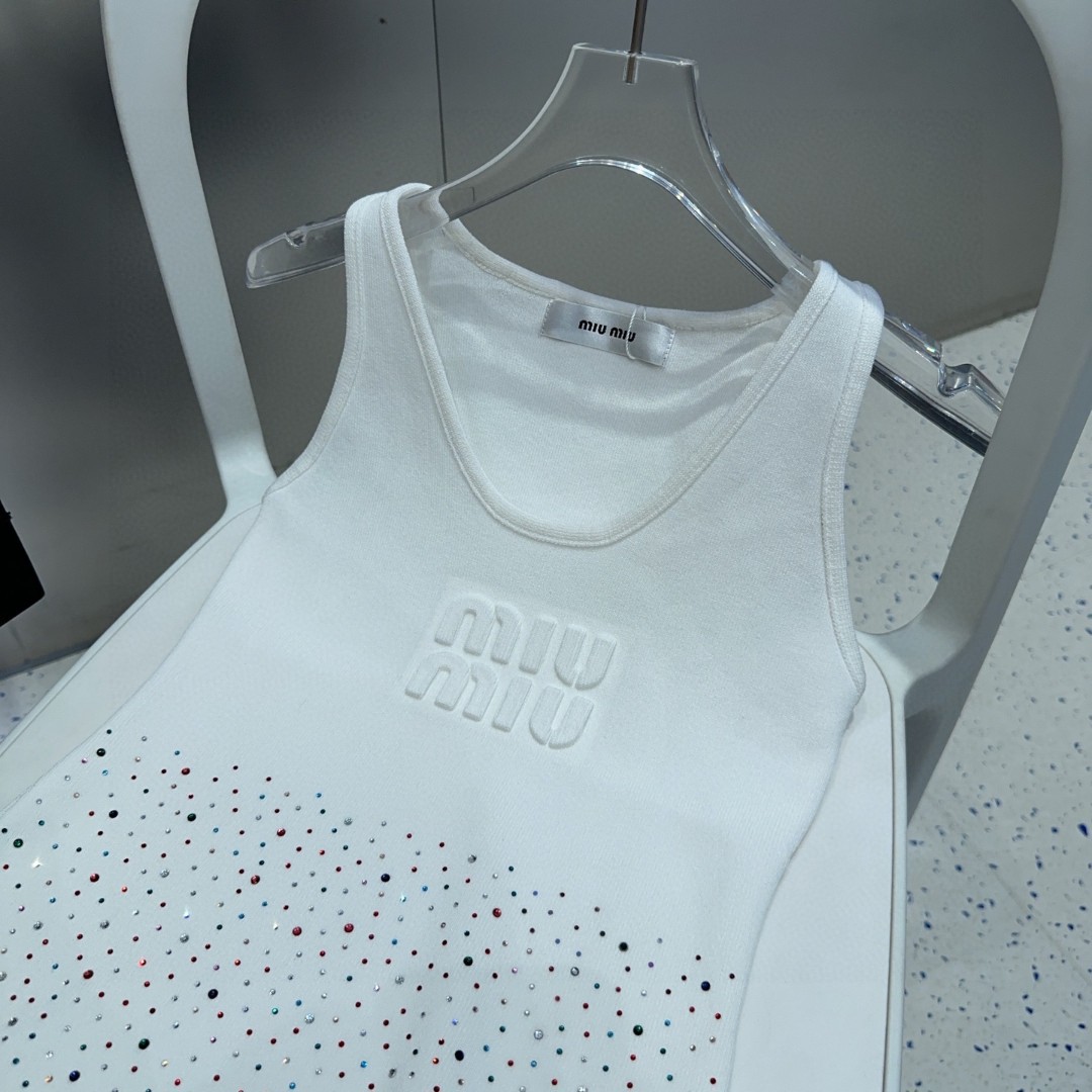 
miumiu背心，搭外套单穿超。爆
均码
