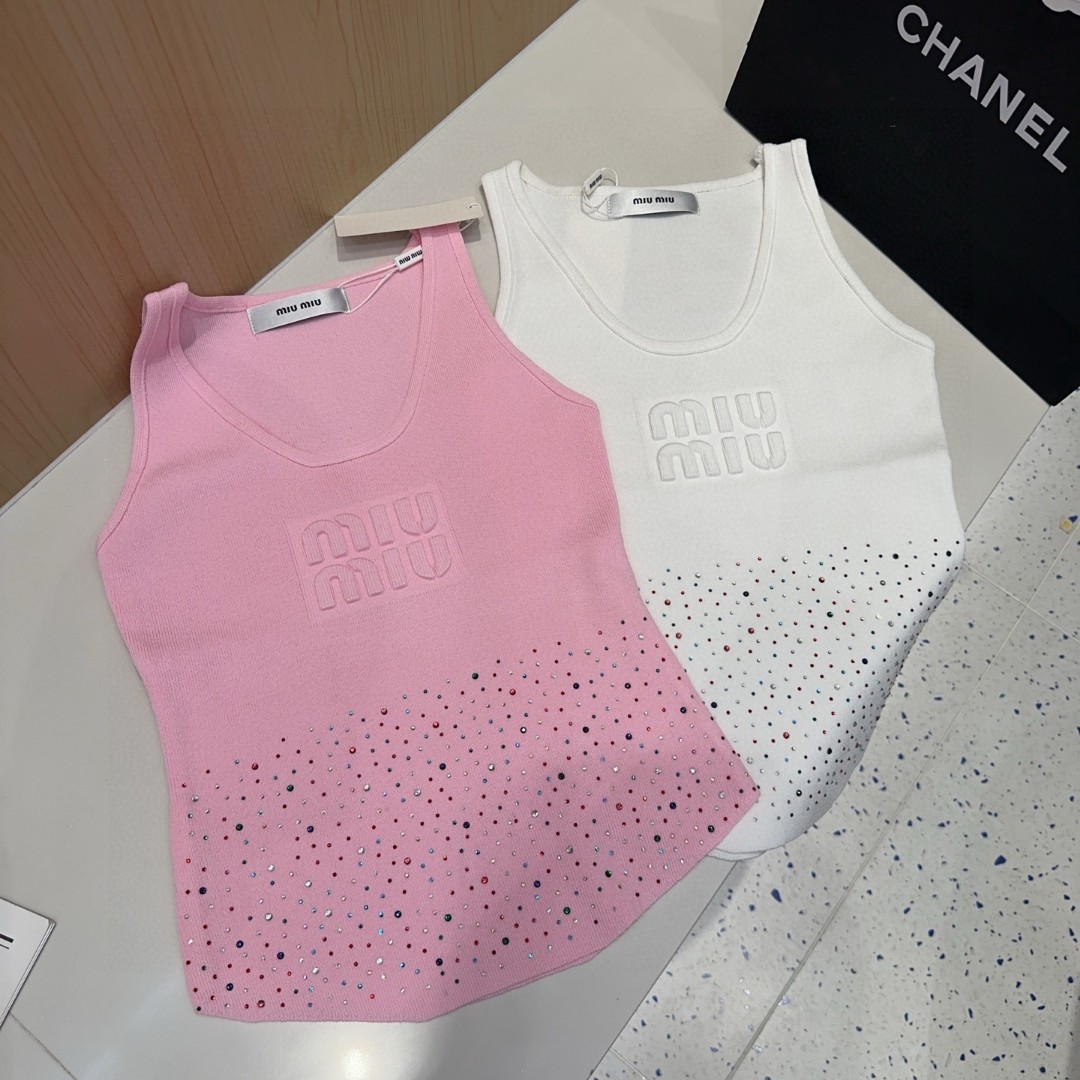 
miumiu背心，搭外套单穿超。爆
均码