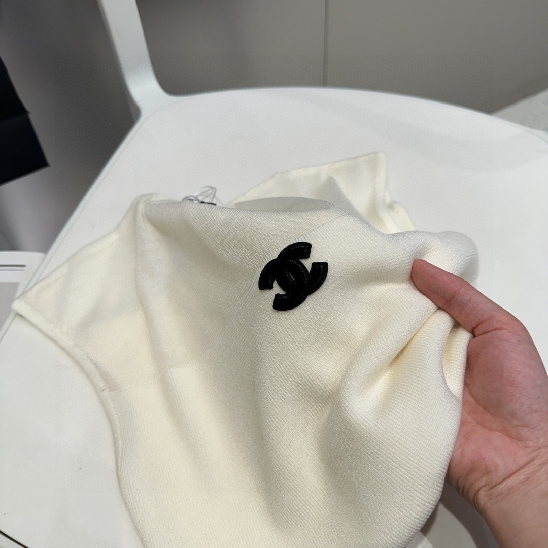 
25ss早春新款拼接半高领针织背心|独家高版出品!欧根纱拼接增添设计感，唯美又俏皮!胸前缝制双logo