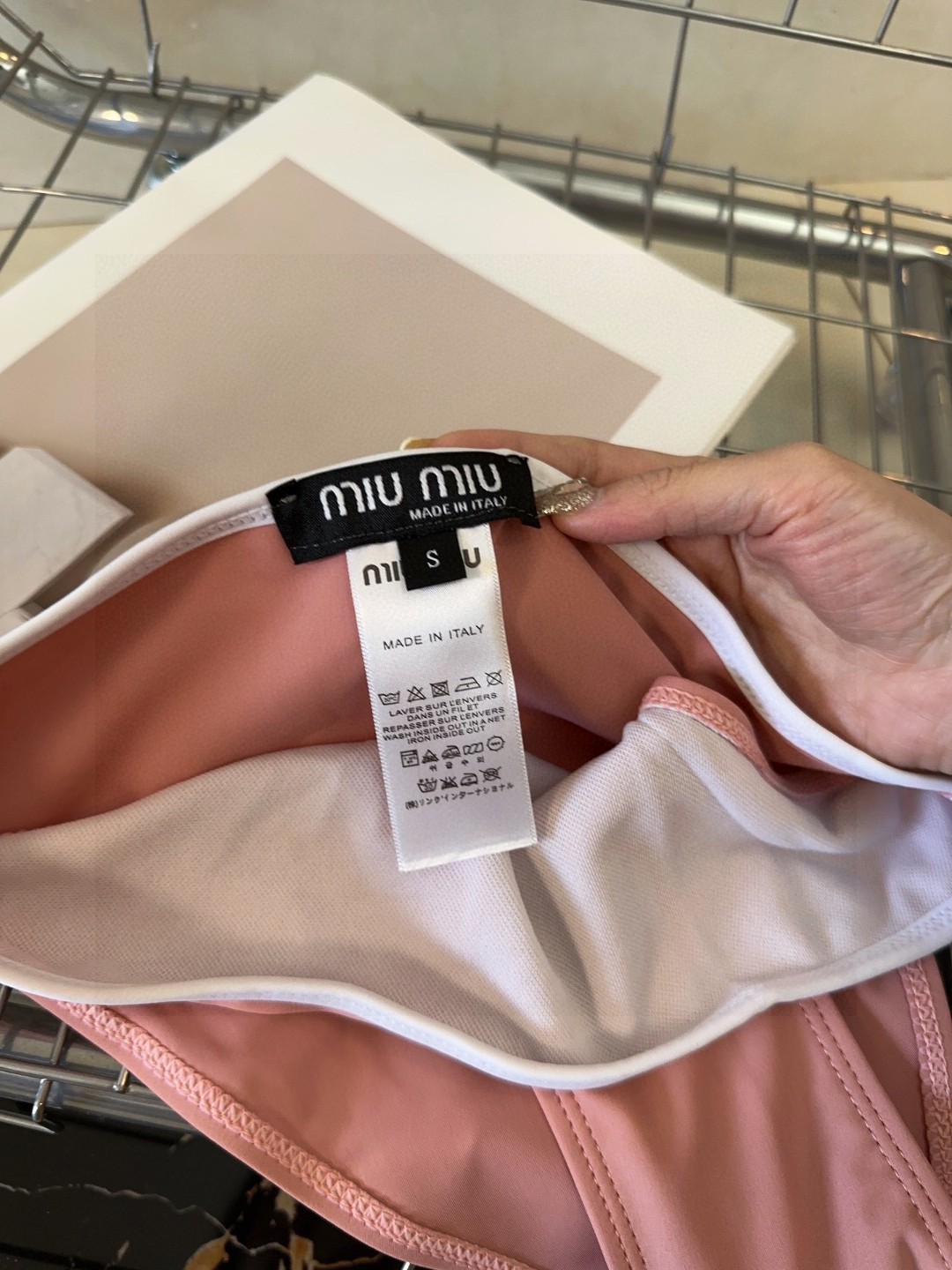 
miumiu泳衣，实物实在太美了！拍不出来它的美😍谁穿谁美！很值得入手✋ SML