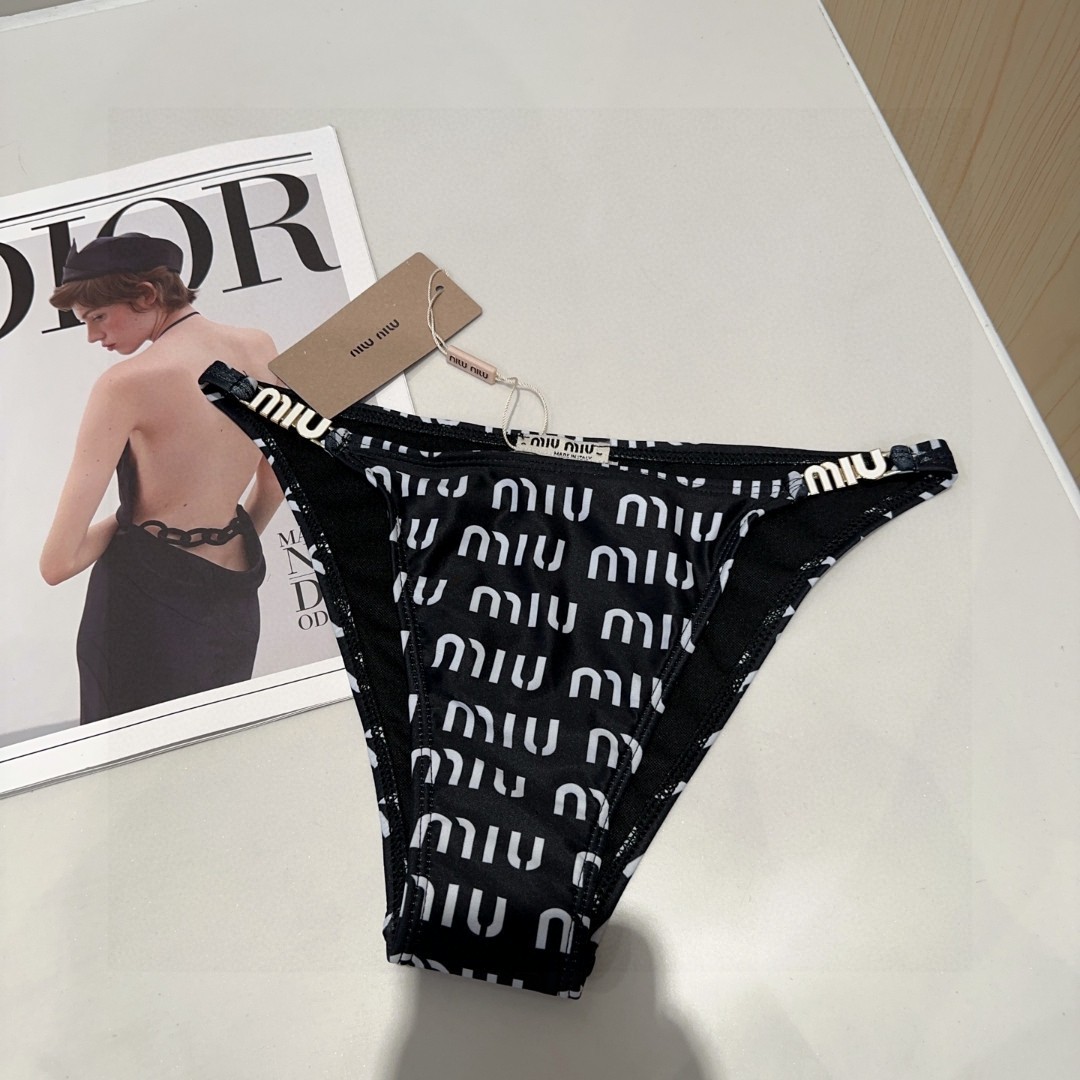 
miumiu泳衣，实物实在太美了！拍不出来它的美😍谁穿谁美！很值得入手✋ SML