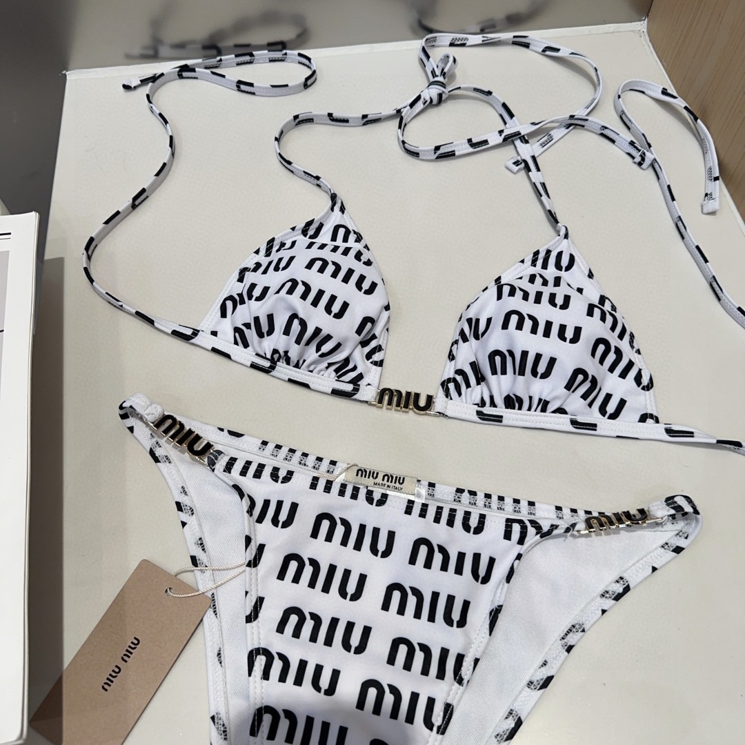 
miumiu泳衣，实物实在太美了！拍不出来它的美😍谁穿谁美！很值得入手✋ SML