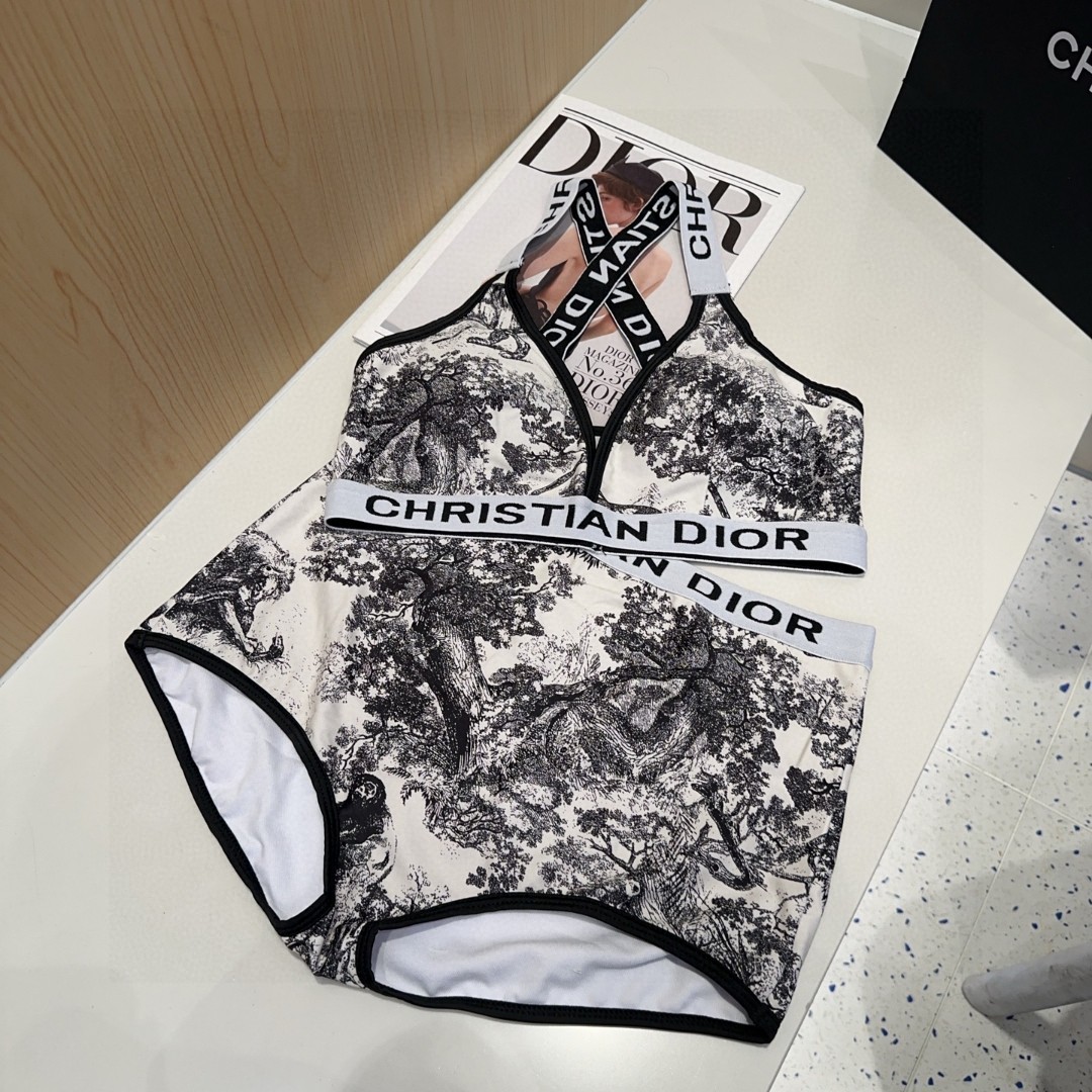 
迪奥泳衣，时尚达人必备。超级显身材！SML