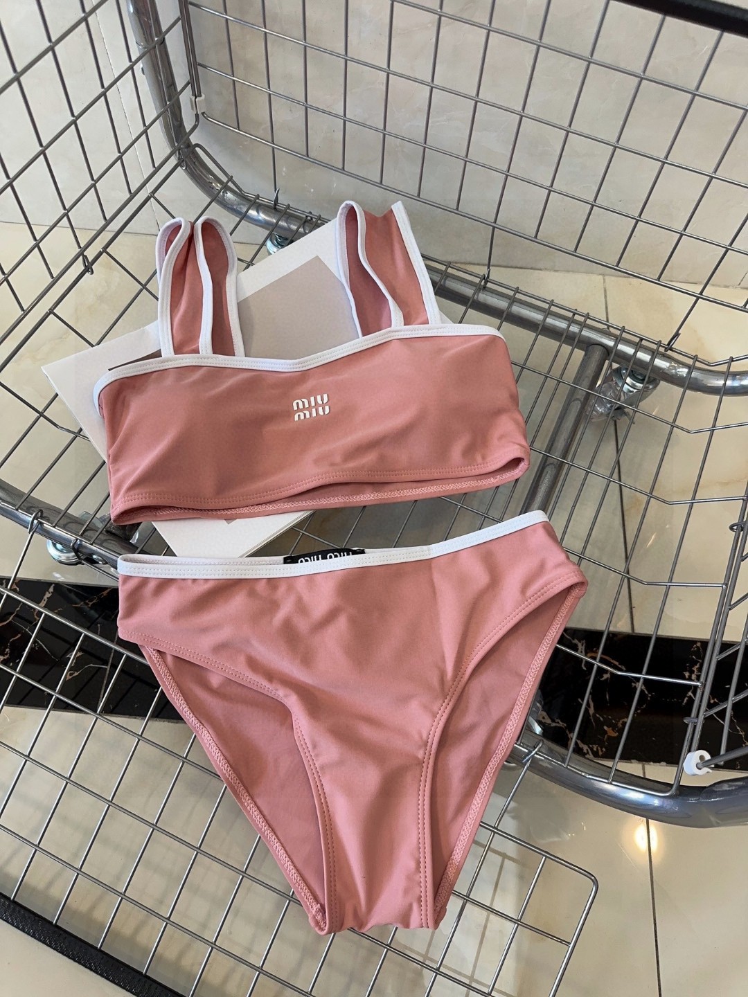 
miumiu泳衣，实物实在太美了！拍不出来它的美😍谁穿谁美！很值得入手✋ SML