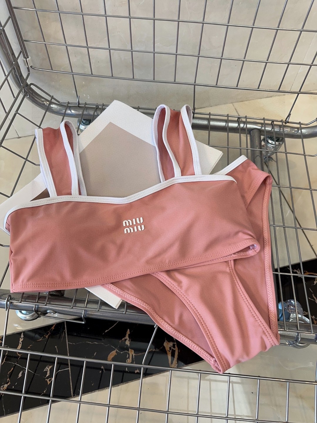 
miumiu泳衣，实物实在太美了！拍不出来它的美😍谁穿谁美！很值得入手✋ SML