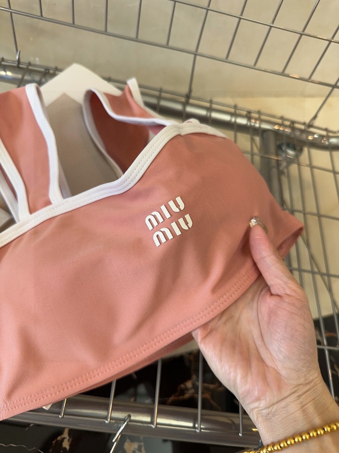 
miumiu泳衣，实物实在太美了！拍不出来它的美😍谁穿谁美！很值得入手✋ SML