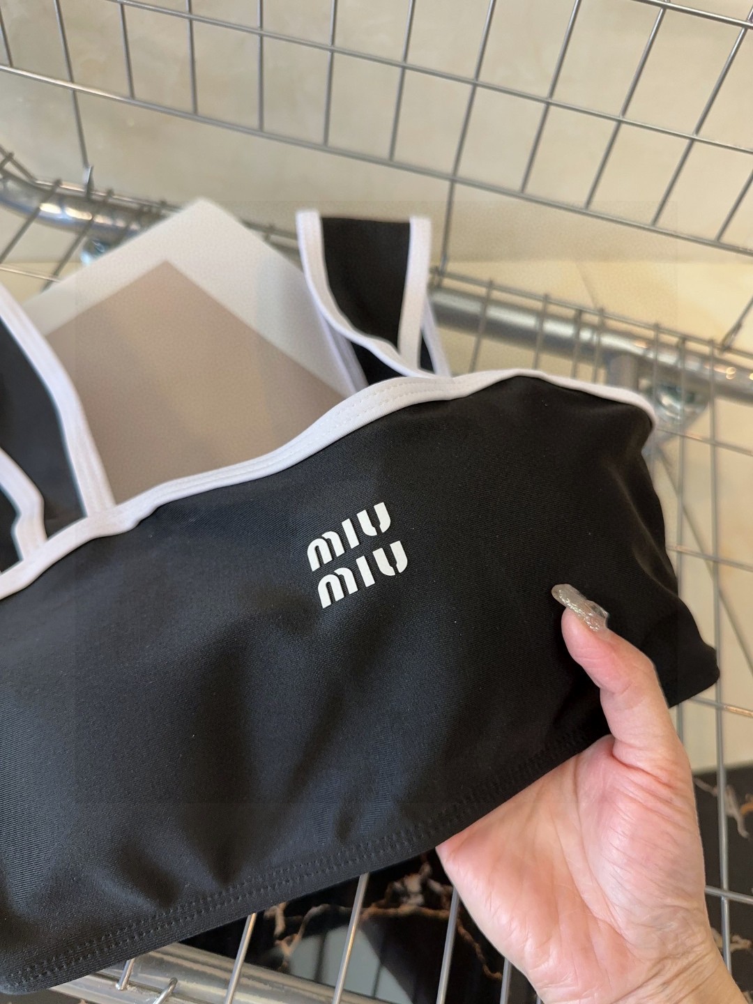 
miumiu泳衣，实物实在太美了！拍不出来它的美😍谁穿谁美！很值得入手✋ SML