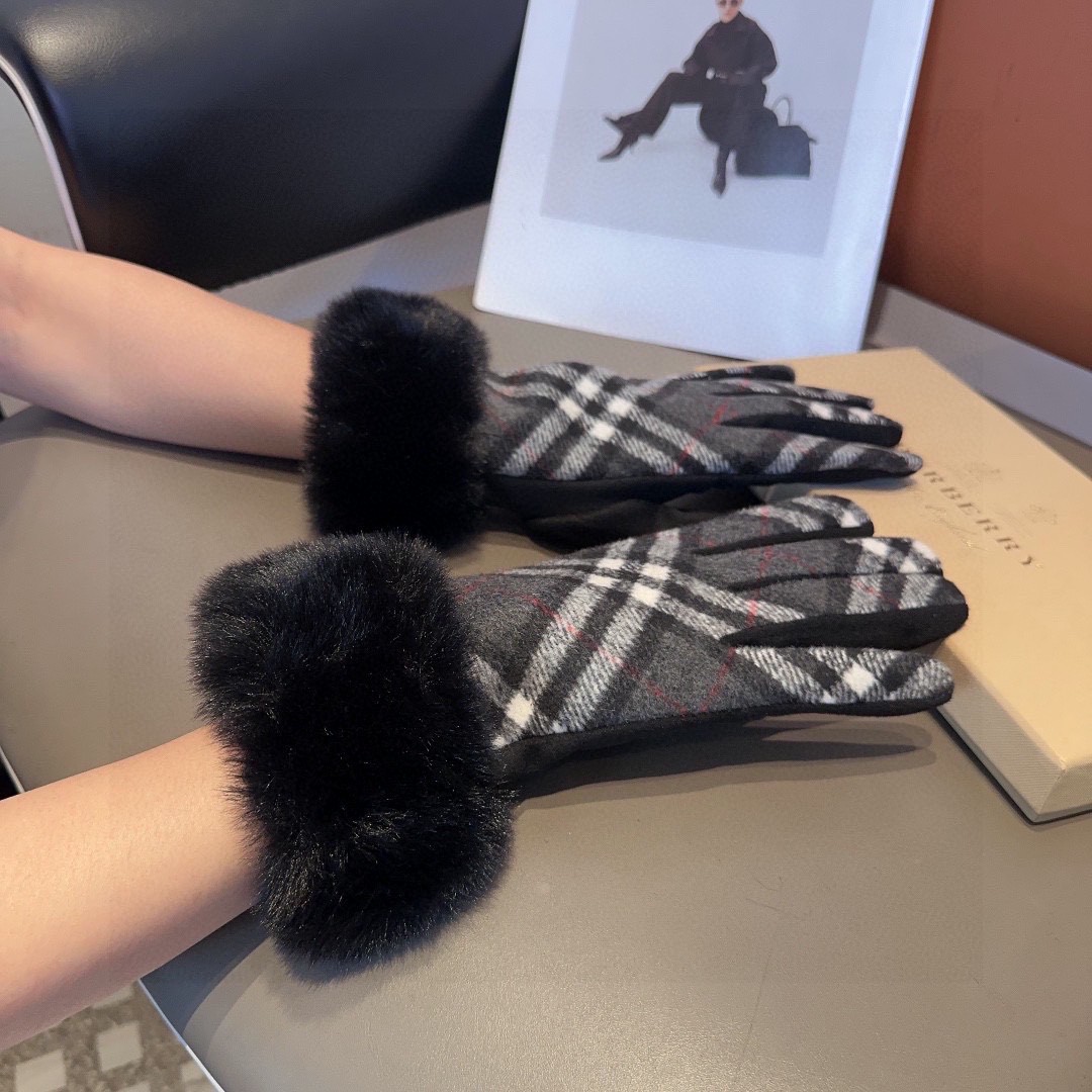 NO:343334,Burberry's new wool gloves, fashionable gloves, warm and fleece lining in autumn and winter, classic plaid, super comfortable, soft and versatile!  Gloves, gloves, burberry, gloves19860909巴宝莉新品羊毛手套,时尚手套,秋冬保暖加绒内里,经典格子,上手超舒适柔软、百搭！均码手套,手套,burberry,gloves,accessory