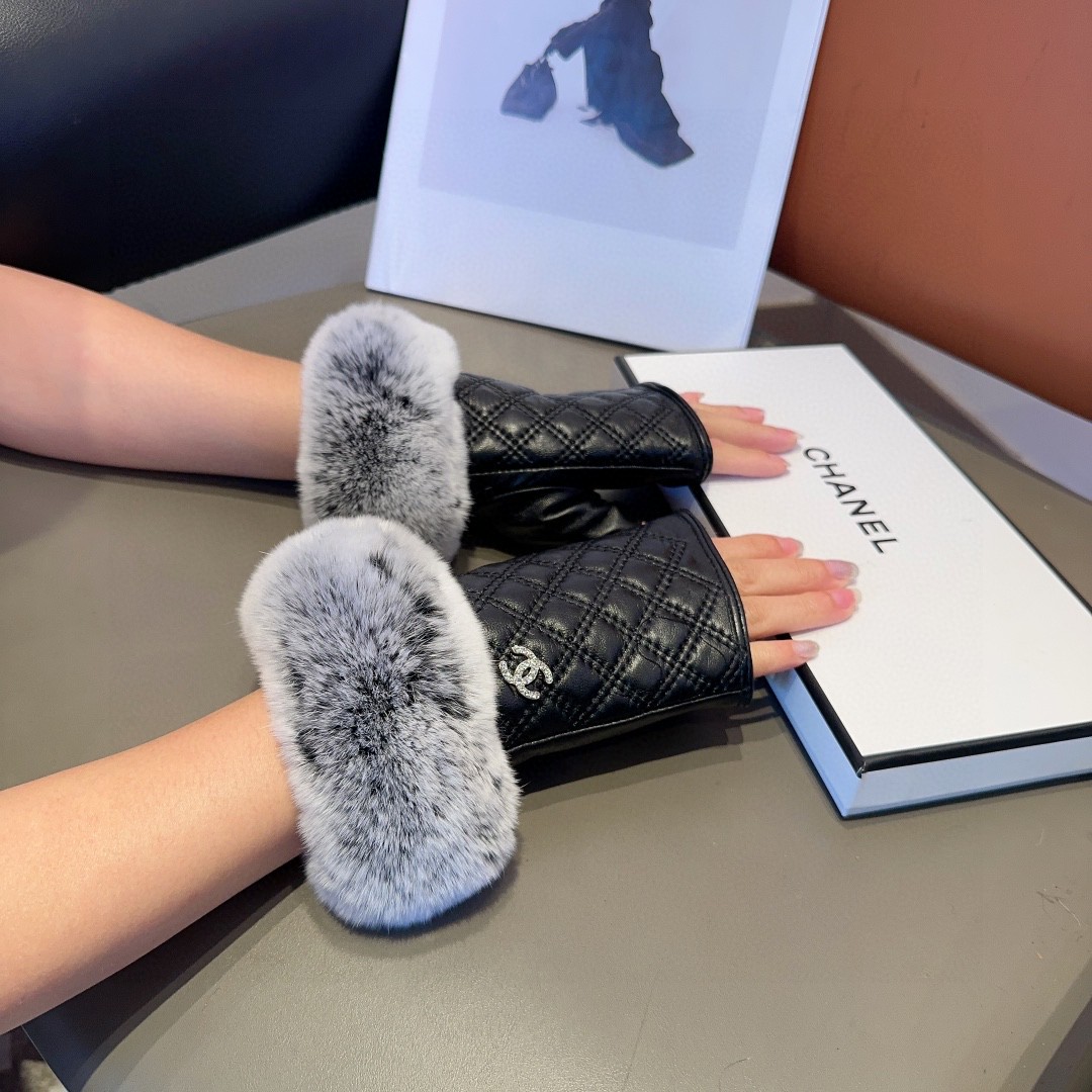 NO:343349,Chanel's short Autumn and Winter Lazy Rabbit Fur Gloves are worth comparing the same style with different quality, instantly selling poor products in the market, imported first-class lambskin lazy rabbit fur with velvet, classic outdated style. If you like half a finger, you can buy this quality this year and next year. [Happy] [Happy] gloves, gloves, chanel, sheepskin, gloves19860909香奈儿秋冬短款懒兔毛手套值得对比同款不同品质,秒杀市场差产品,进口一级羊皮懒兔毛内里加绒 经典不过时款.喜欢半指可以入手了,这种品质的今年用了明年还能用 [愉快][愉快][愉快]手套,手套,chanel,sheepskin,gloves,accessory