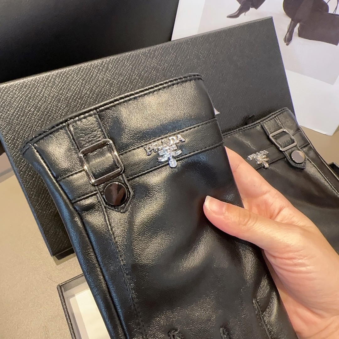 
普拉达男款新品羊皮手套，时尚手套，秋冬保暖加绒内里，经典简洁💕上手超舒适柔软、百搭！码数L,XL
