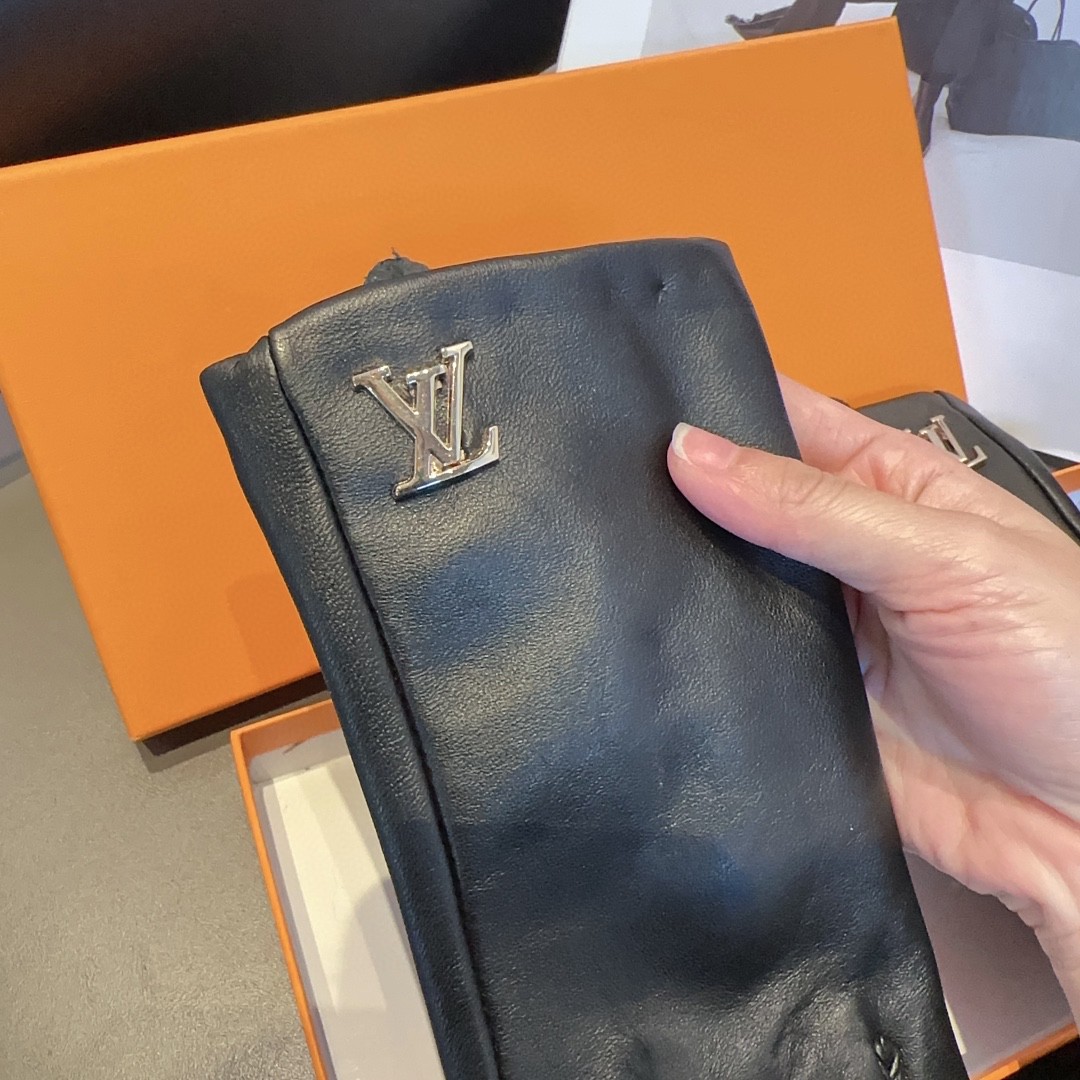 
LV 羊皮手套，时尚手套，秋冬保暖加绒内里，经典简洁💕上手超舒适柔软、百搭！ML