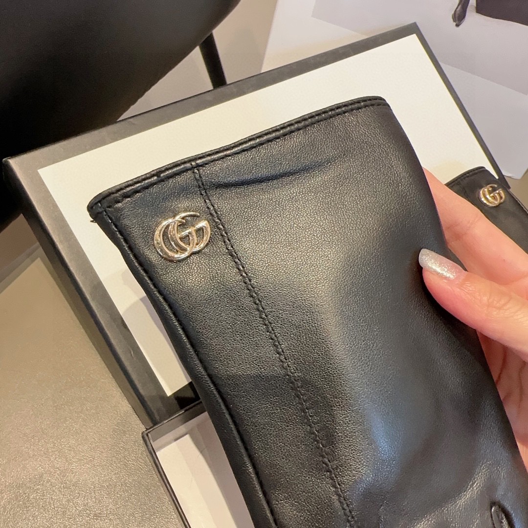 
古奇女款新品羊皮手套，时尚手套，秋冬保暖加绒内里，经典简洁💕上手超舒适柔软、百搭！ML
