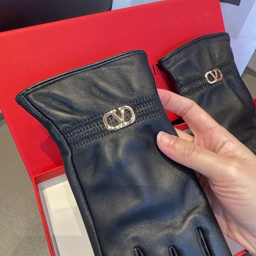 
华伦天奴羊皮手套，时尚手套，秋冬保暖加绒内里，经典简洁💕上手超舒适柔软、百搭！ML