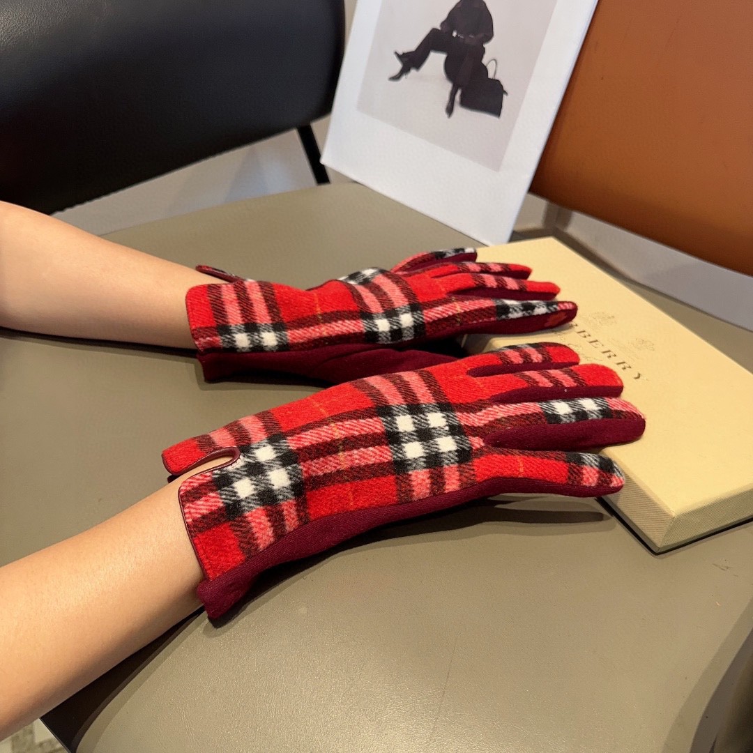 NO:343638,Burberry BURBERRY counter new wool gloves, fashionable gloves, warm and velvet inner lining, classic plaid, super comfortable, soft and versatile!  Gloves, gloves, burberry, burberry, gloves19860909巴宝莉BURBERRY 专柜新品羊毛手套,时尚手套,秋冬保暖加绒内里,经典格子,上手超舒适柔软、百搭！均码手套,手套,burberry,burberry,gloves,accessory