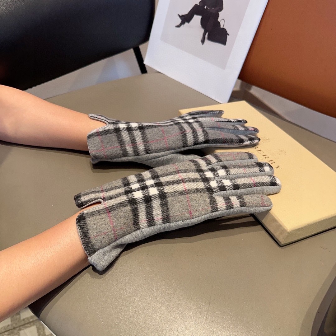 NO:343646,Burberry BURBERRY counter new wool gloves, fashionable gloves, warm and velvet inner lining, classic plaid, super comfortable, soft and versatile!  Gloves, gloves, burberry, burberry, gloves19860909巴宝莉BURBERRY 专柜新品羊毛手套,时尚手套,秋冬保暖加绒内里,经典格子,上手超舒适柔软、百搭！均码手套,手套,burberry,burberry,gloves,accessory