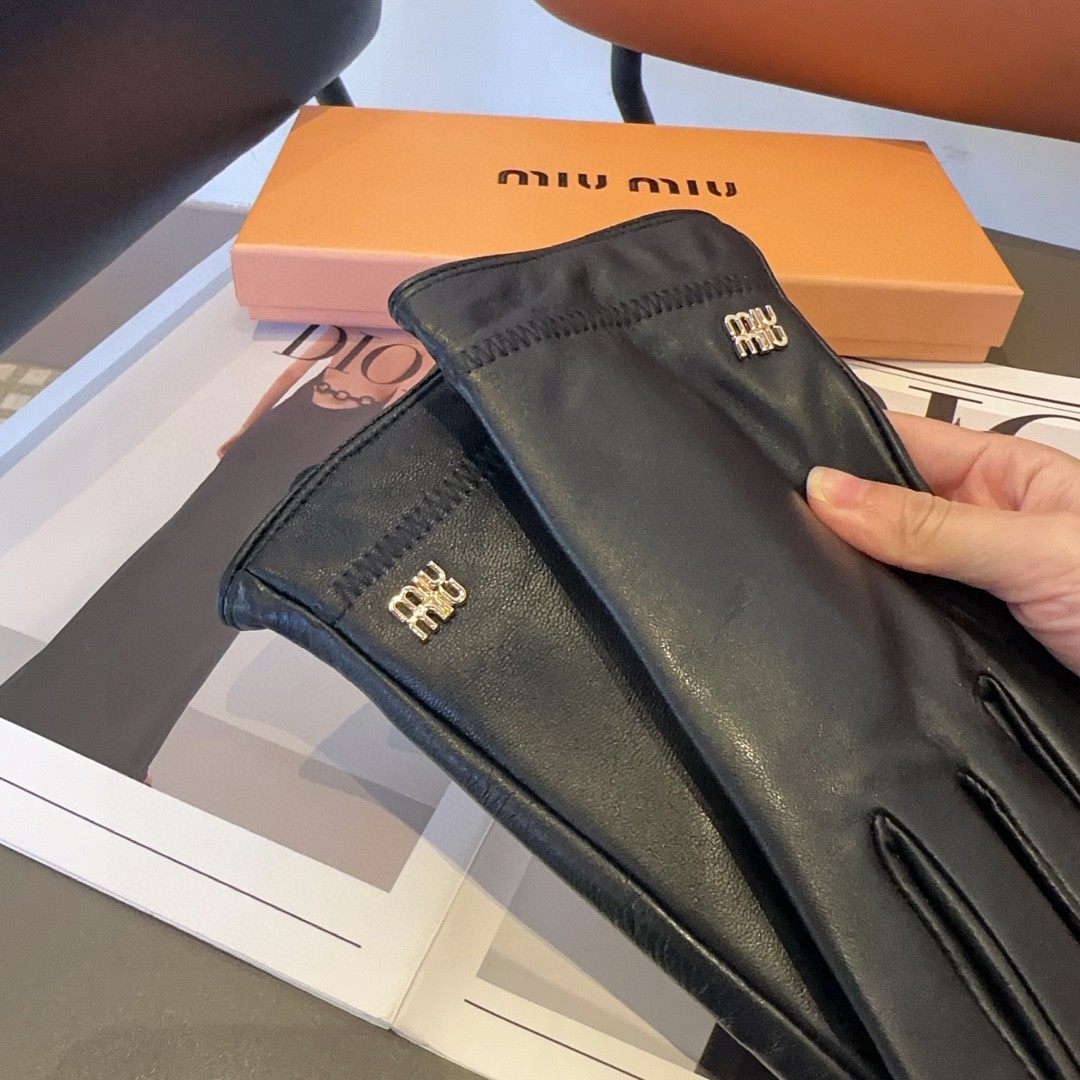 
miumiu手套，时尚手套，秋冬保暖加绒内里，经典简洁💕上手超舒适柔软、百搭