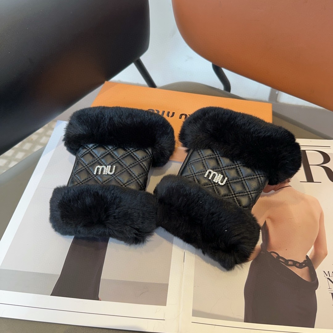 
miumiu羊皮手套，时尚手套，秋冬保暖加绒内里，经典简洁💕上手超舒适柔软、百搭