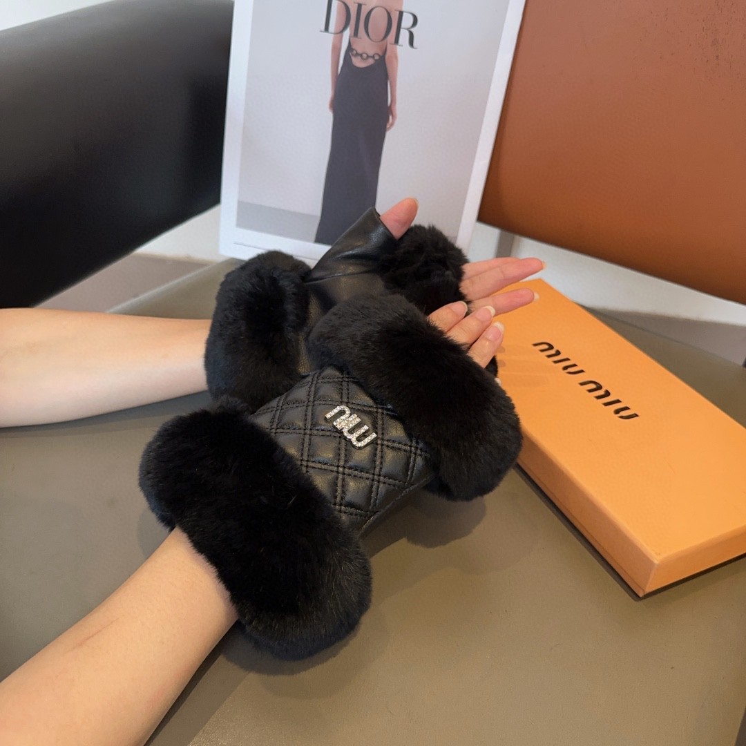 
miumiu羊皮手套，时尚手套，秋冬保暖加绒内里，经典简洁💕上手超舒适柔软、百搭