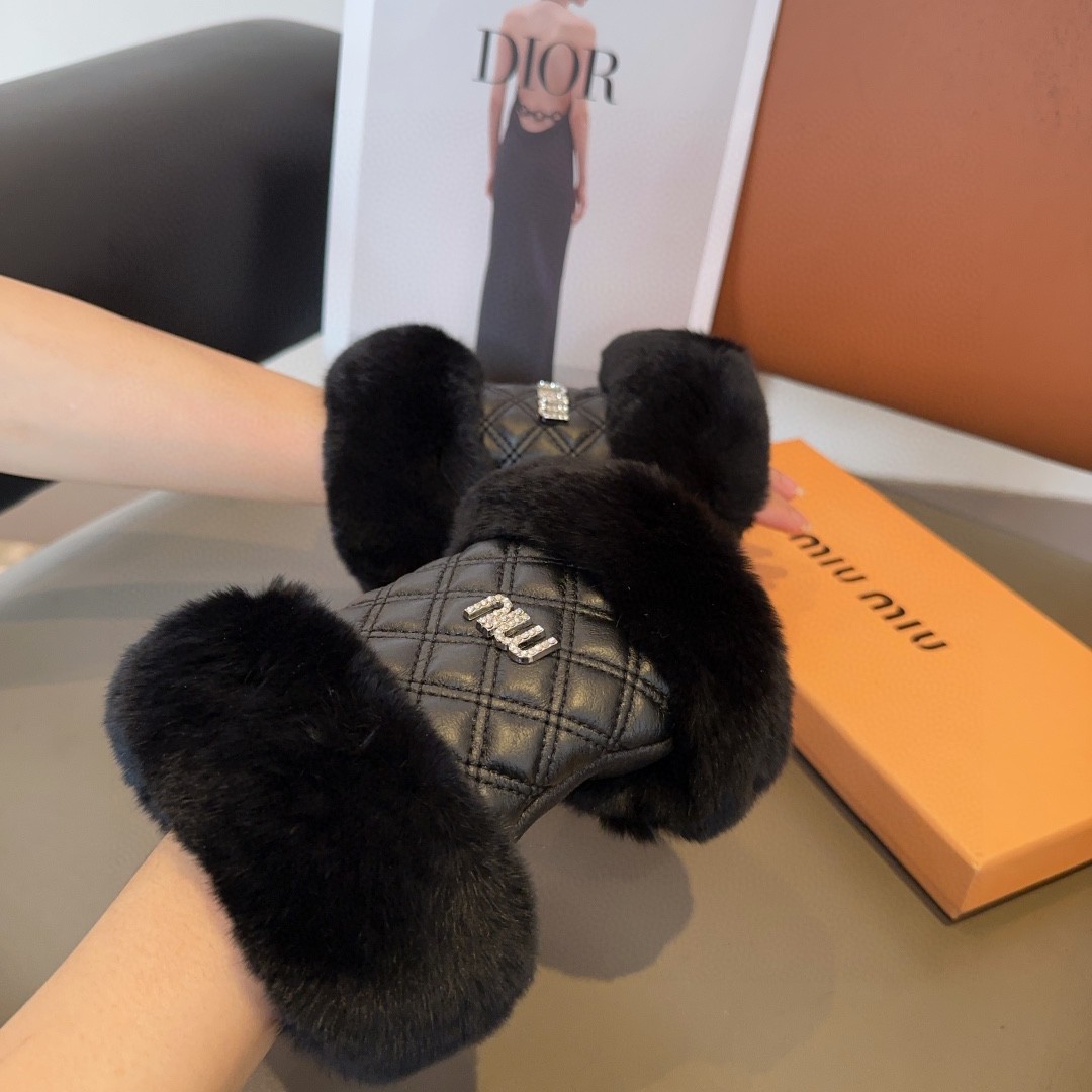 
miumiu羊皮手套，时尚手套，秋冬保暖加绒内里，经典简洁💕上手超舒适柔软、百搭